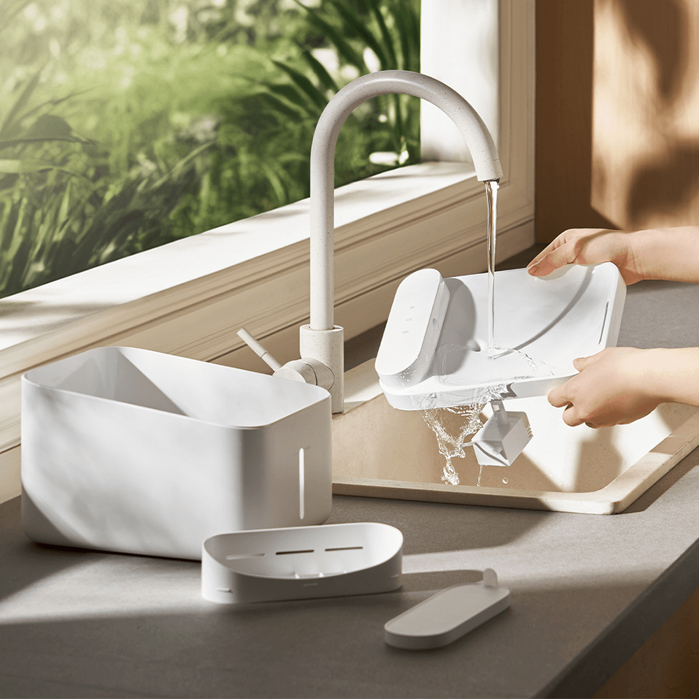 Custodia per auricolari grigio scuro con testo 'Redmi' dorato.