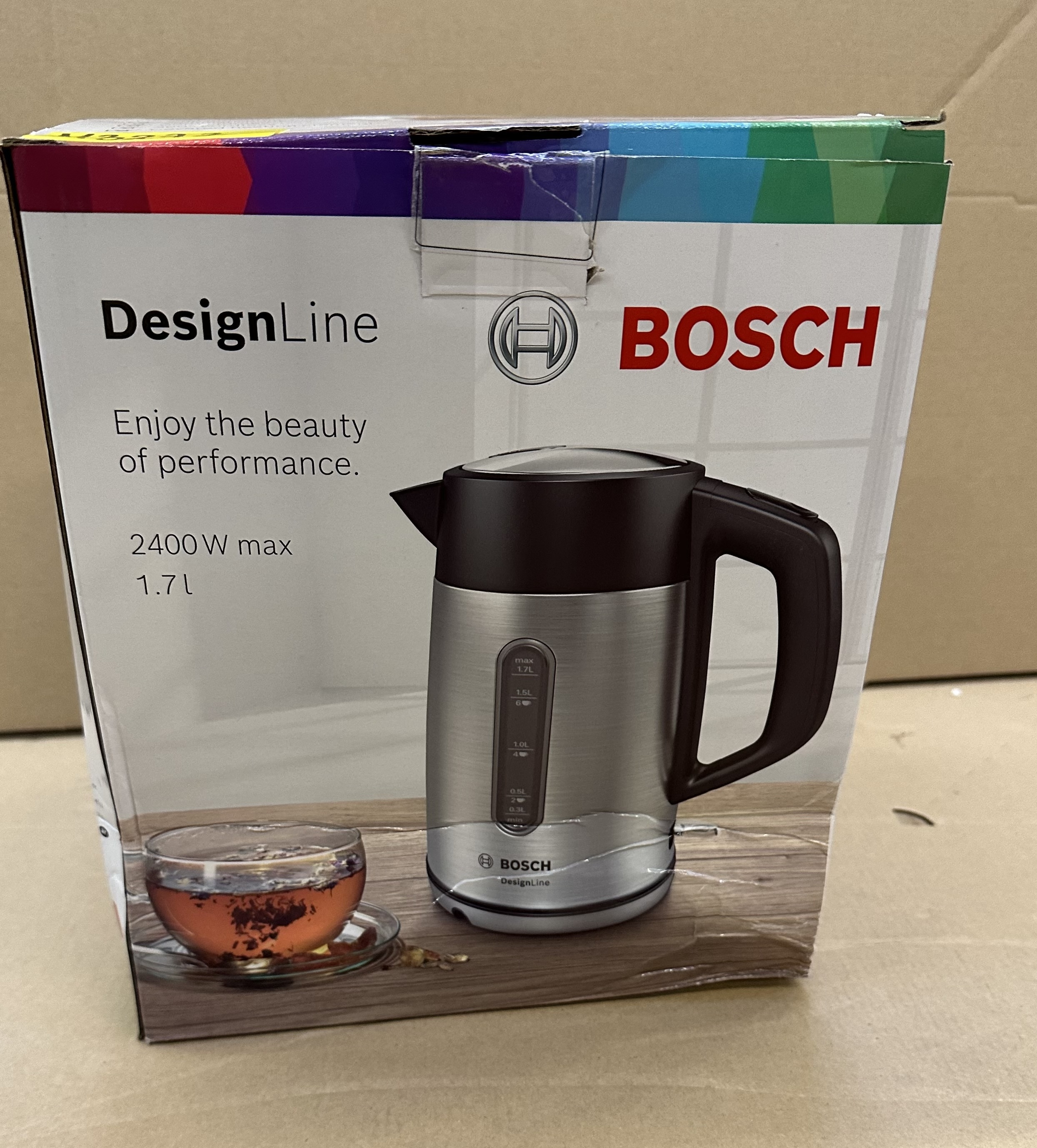 Pudełko czajnika Bosch z czajnikiem i filiżanką herbaty na nim.