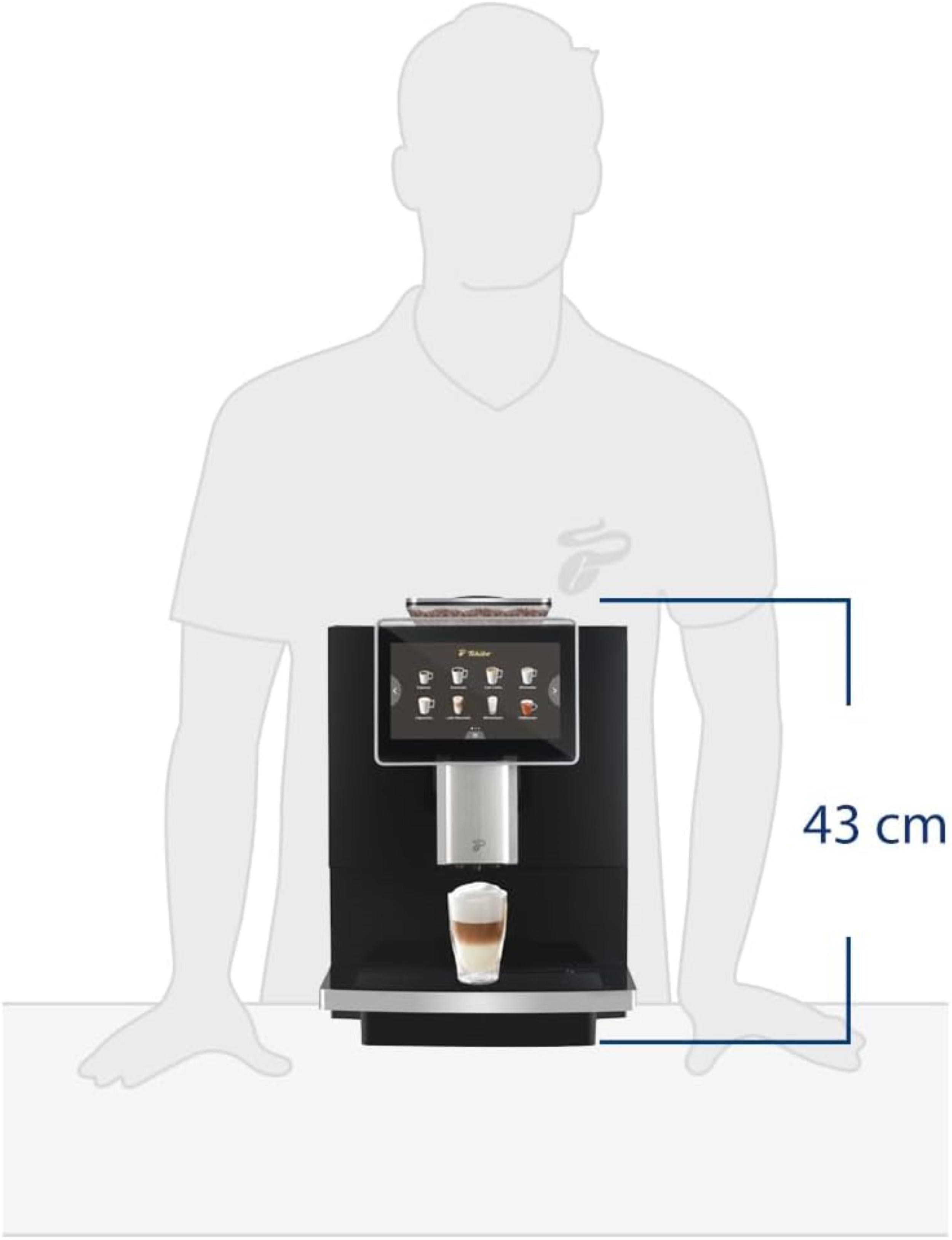 Eine Person steht neben einer schwarzen Kaffeemaschine. Ein Diagramm zeigt, dass die Höhe 43 cm beträgt.