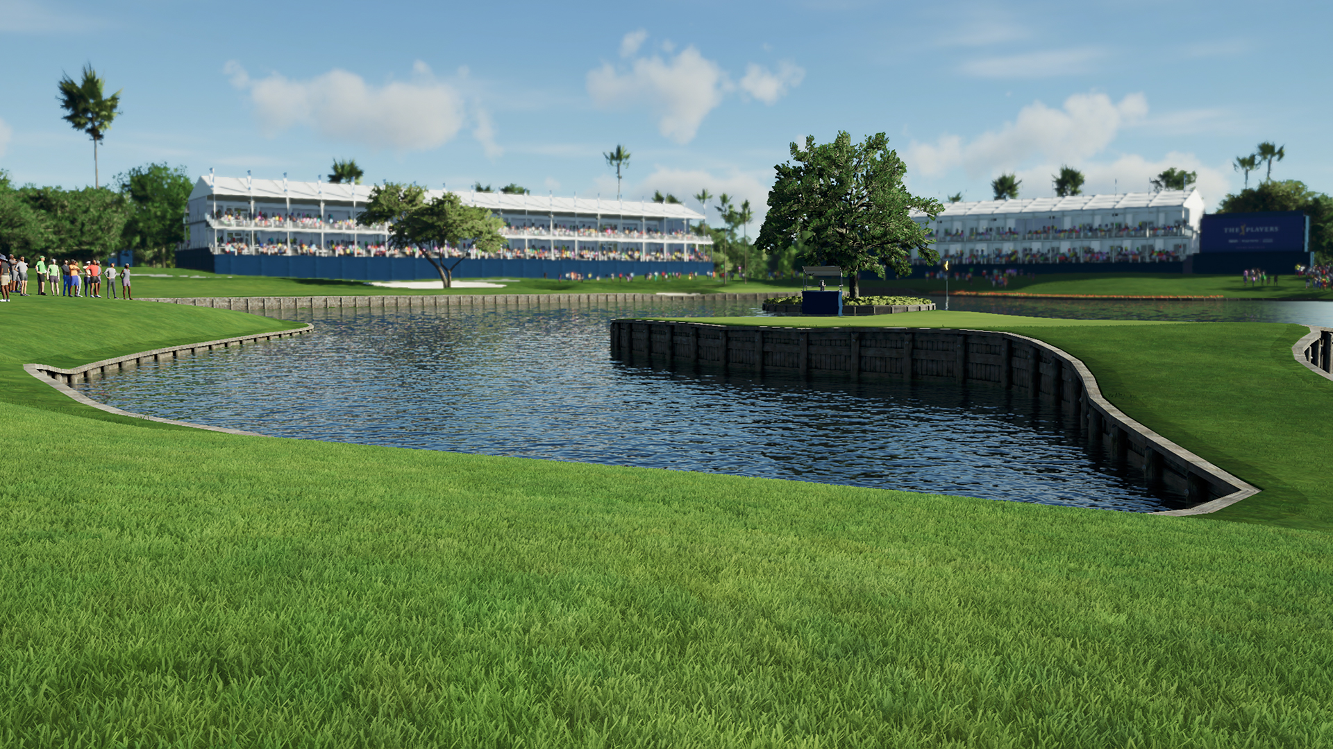 Golfplatz mit See, Bäumen und Zuschauern im Hintergrund.