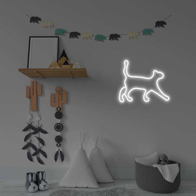 Ściana z dekoracjami, w tym neonem w kształcie kota, półką i ozdobami kaktusów.