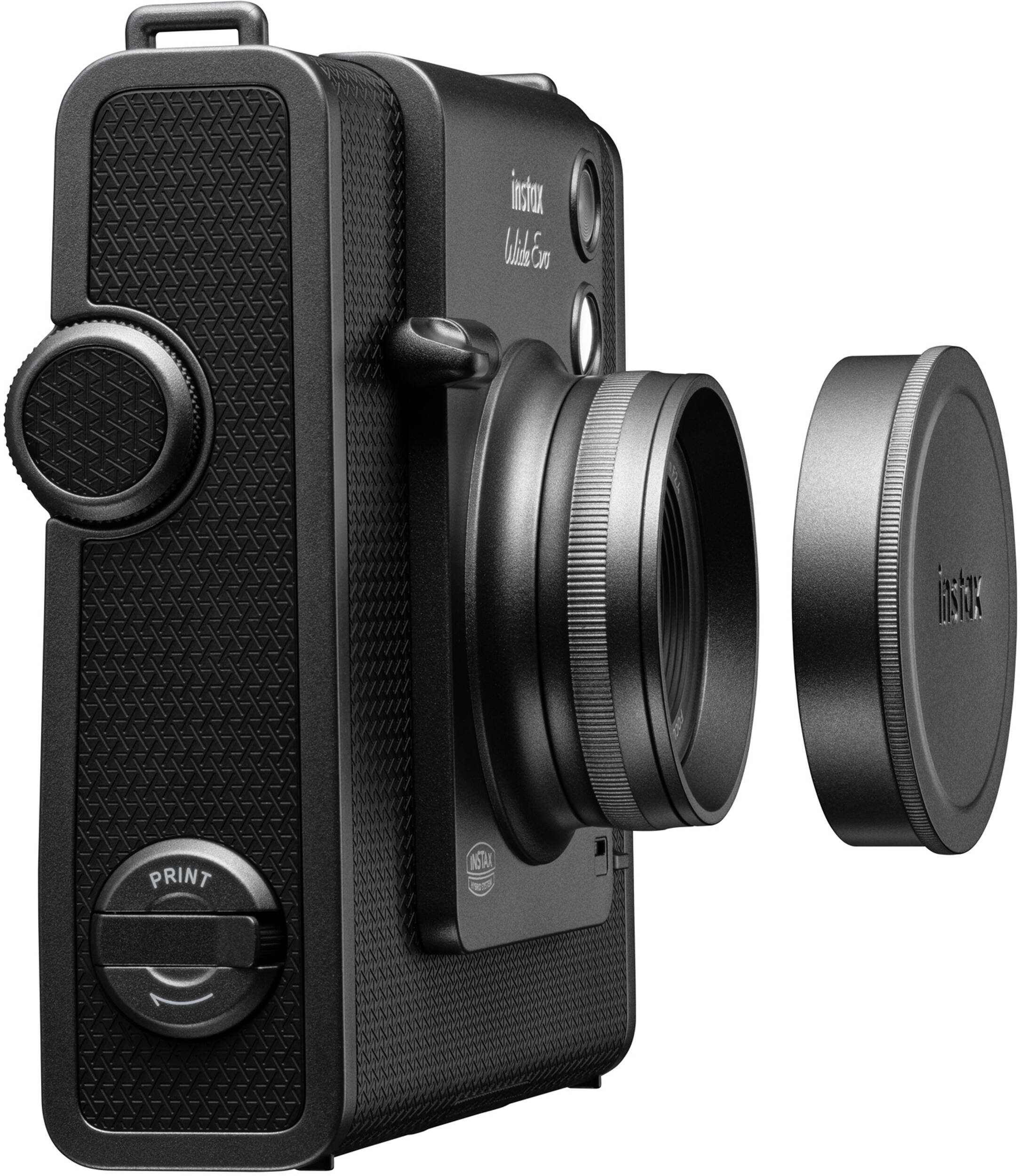 Fotocamera istantanea nera. Tappo dell'obiettivo rimosso. 'Instax Wide Evo' scritto sul corpo.