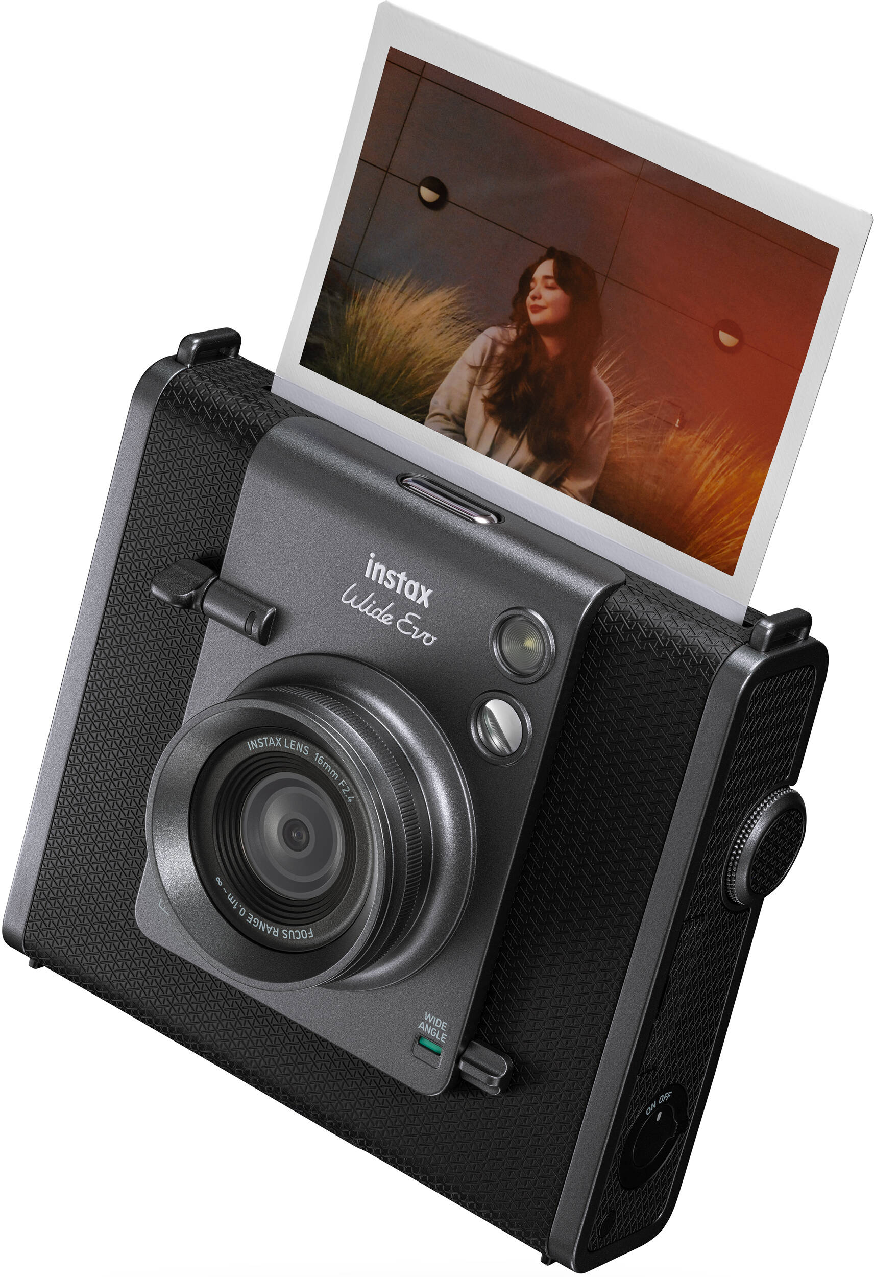 Fotocamera istantanea che stampa una foto. Una donna nella foto. 'Instax Wide Evo' sulla fotocamera.