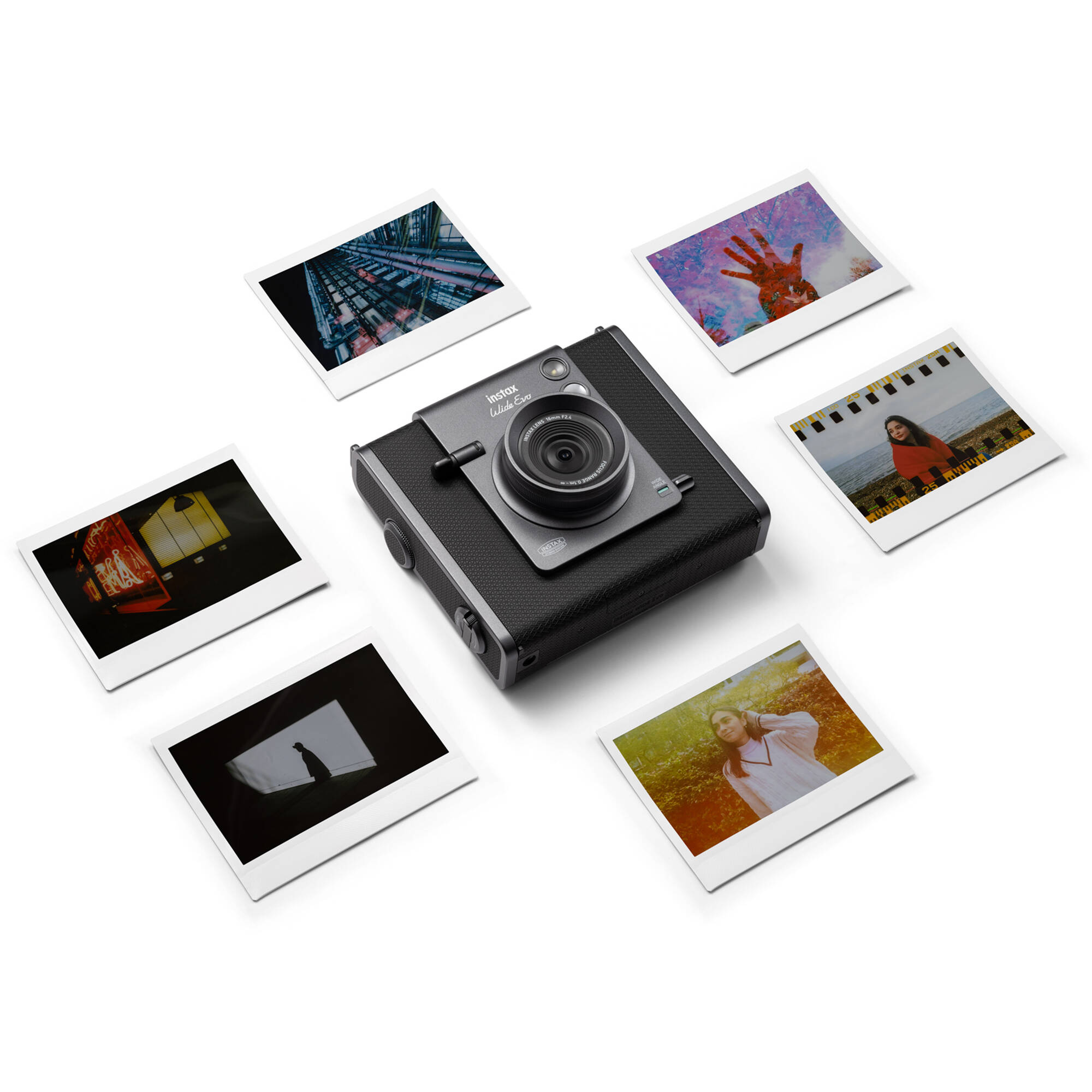 Una fotocamera Instax circondata da foto stampate su una superficie bianca, disposte a cerchio.