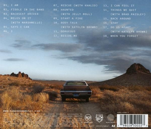 Albumcover mit Text. Auto auf Wüstenstraße, Berge im Hintergrund. Albumtitel und Titelliste.
