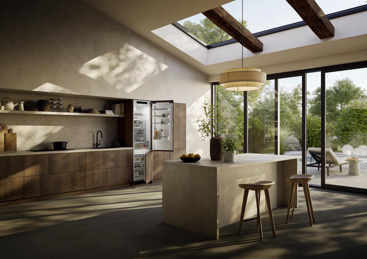 Küchenszene mit Kühlschrank. Modernes Design mit Holzschränken, Insel und Oberlicht. Offene Tür.