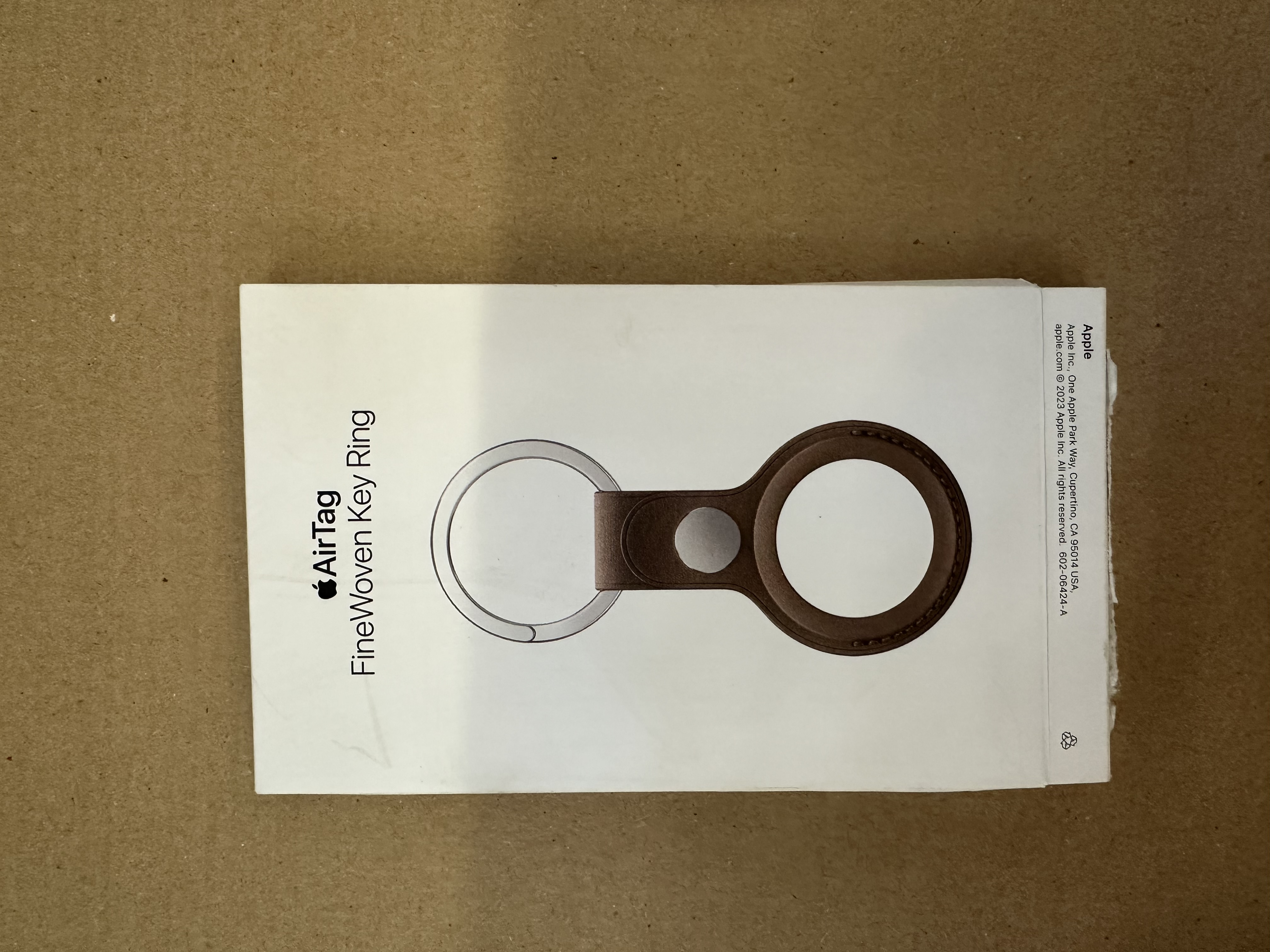 OUTLET - Brelok APPLE z tkaniny FineWoven do AirTaga Jasnobeżowy Jasnobeżowy