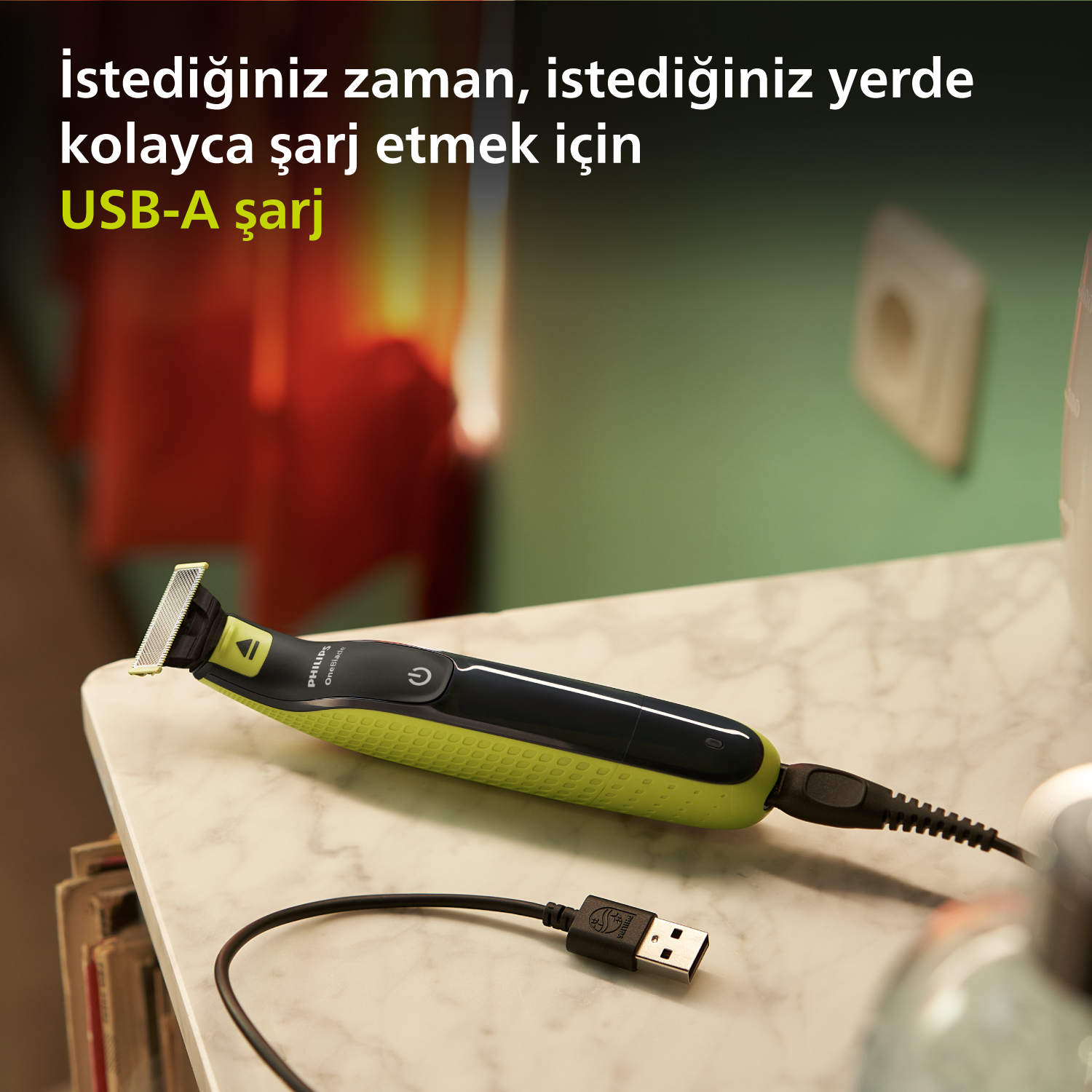 Takılı bir USB-A şarj cihazı olan yeşil ve siyah bir düzeltici.