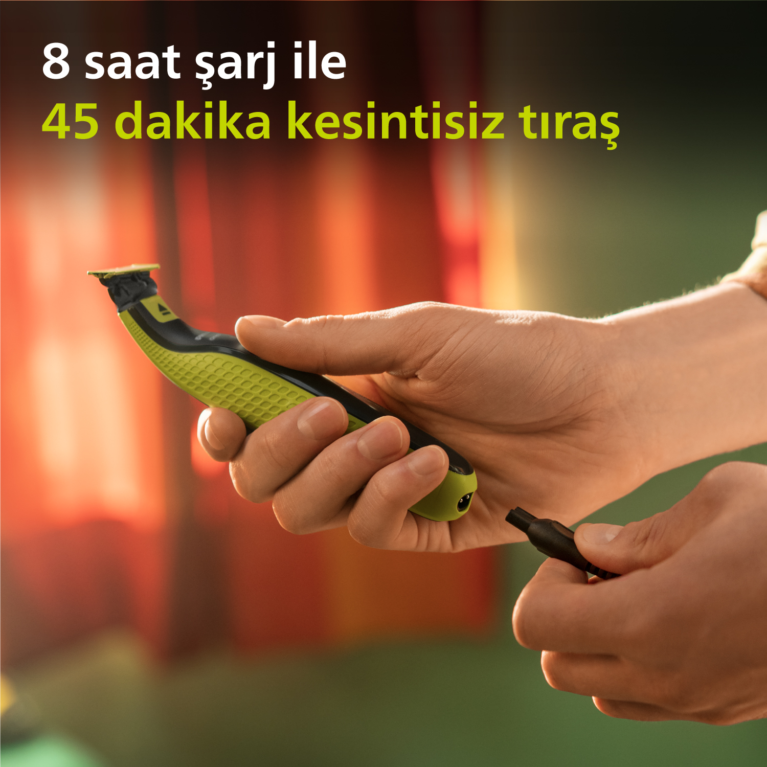 Eller yeşil ve siyah bir düzeltici tutuyor, tıraş süresi hakkında metinle.