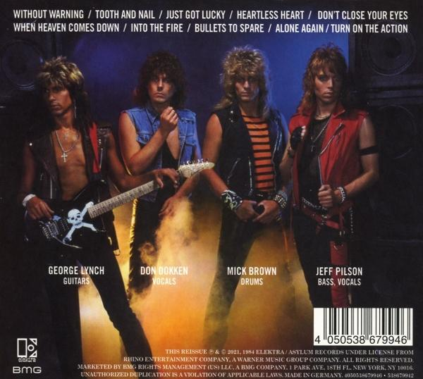Albumcover mit einer Rockband in dunkler Umgebung.