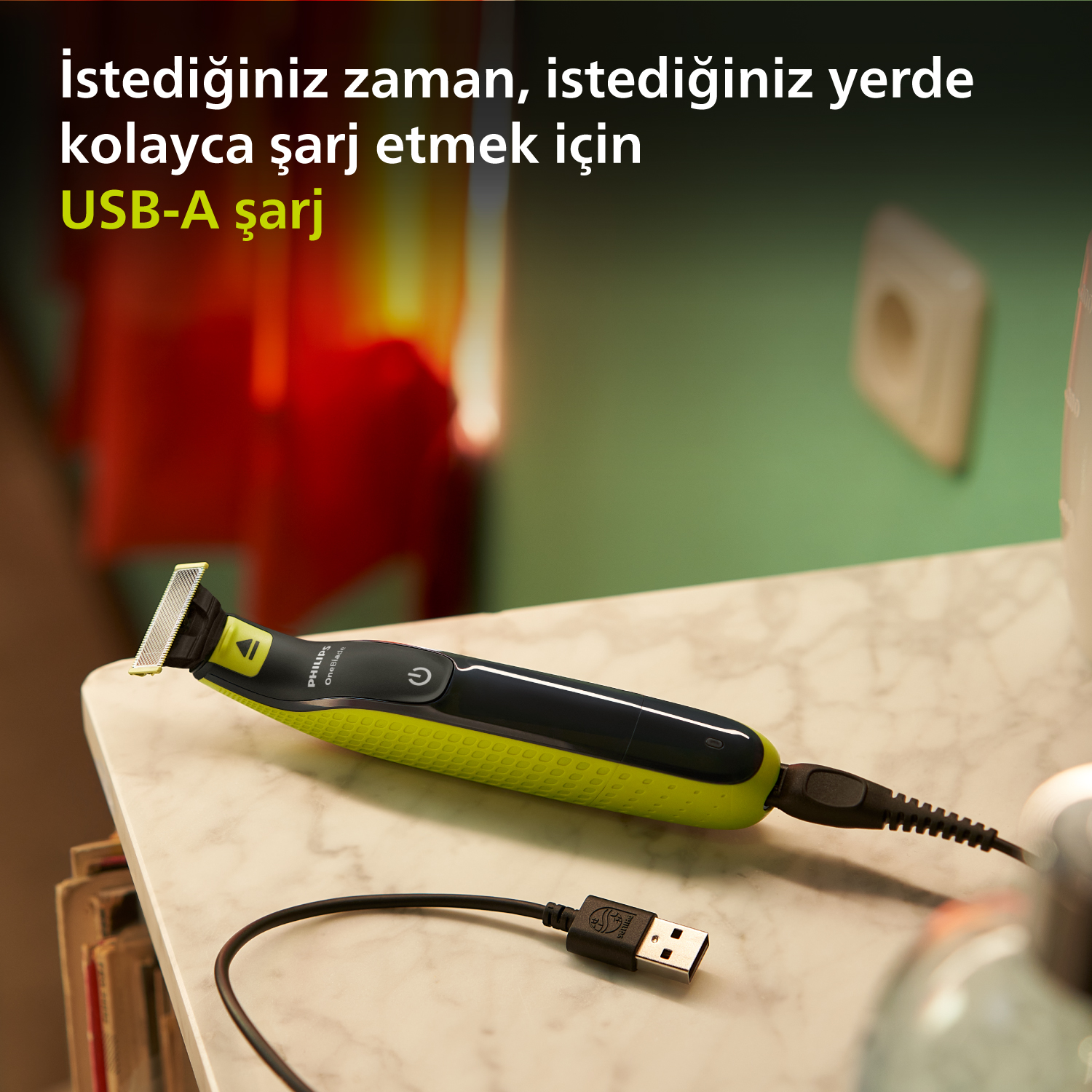 Kullanımda şarj edilebilir Philips OneBlade tıraş makinesi.