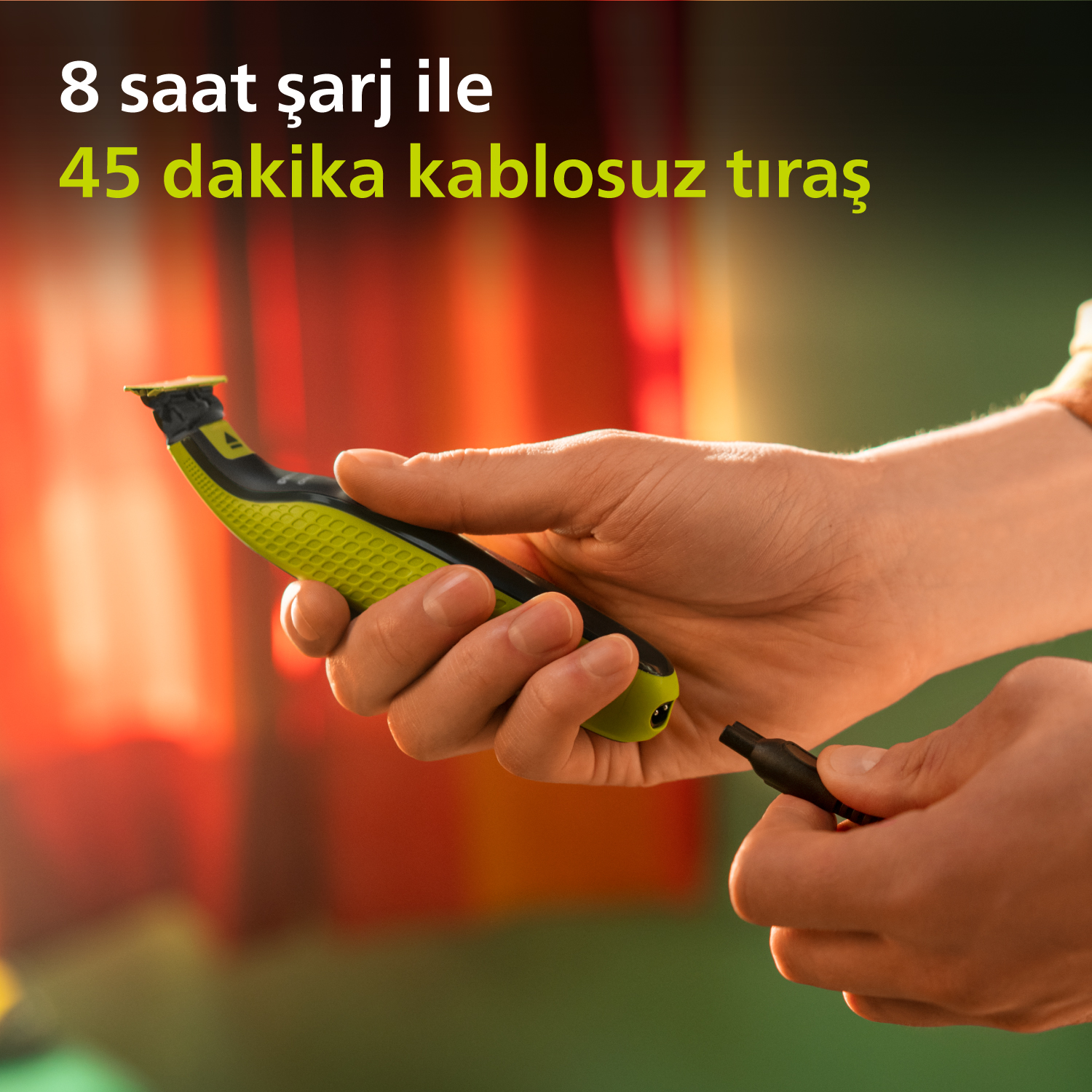 Bir adam Philips düzeltici kullanımını gösteriyor.