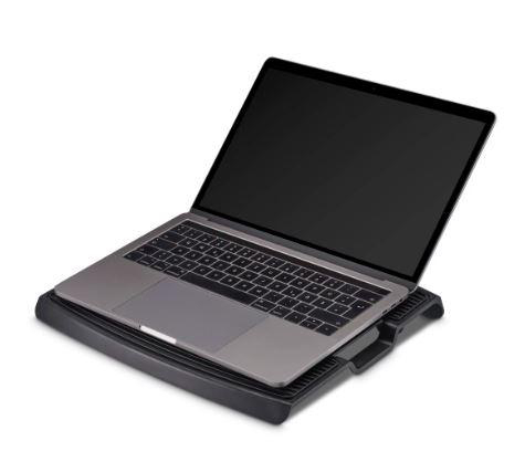 Laptop auf schwarzem Ständer. Bildschirm ist offen. Weißer Hintergrund.