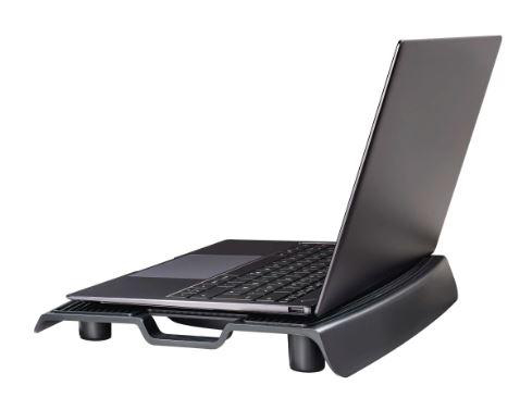 Ein schwarzes Laptop auf einem schwarzen Kühlständer.