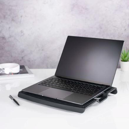 Laptop auf einem schwarzen Ständer, mit einem Stift und Kopfhörern.