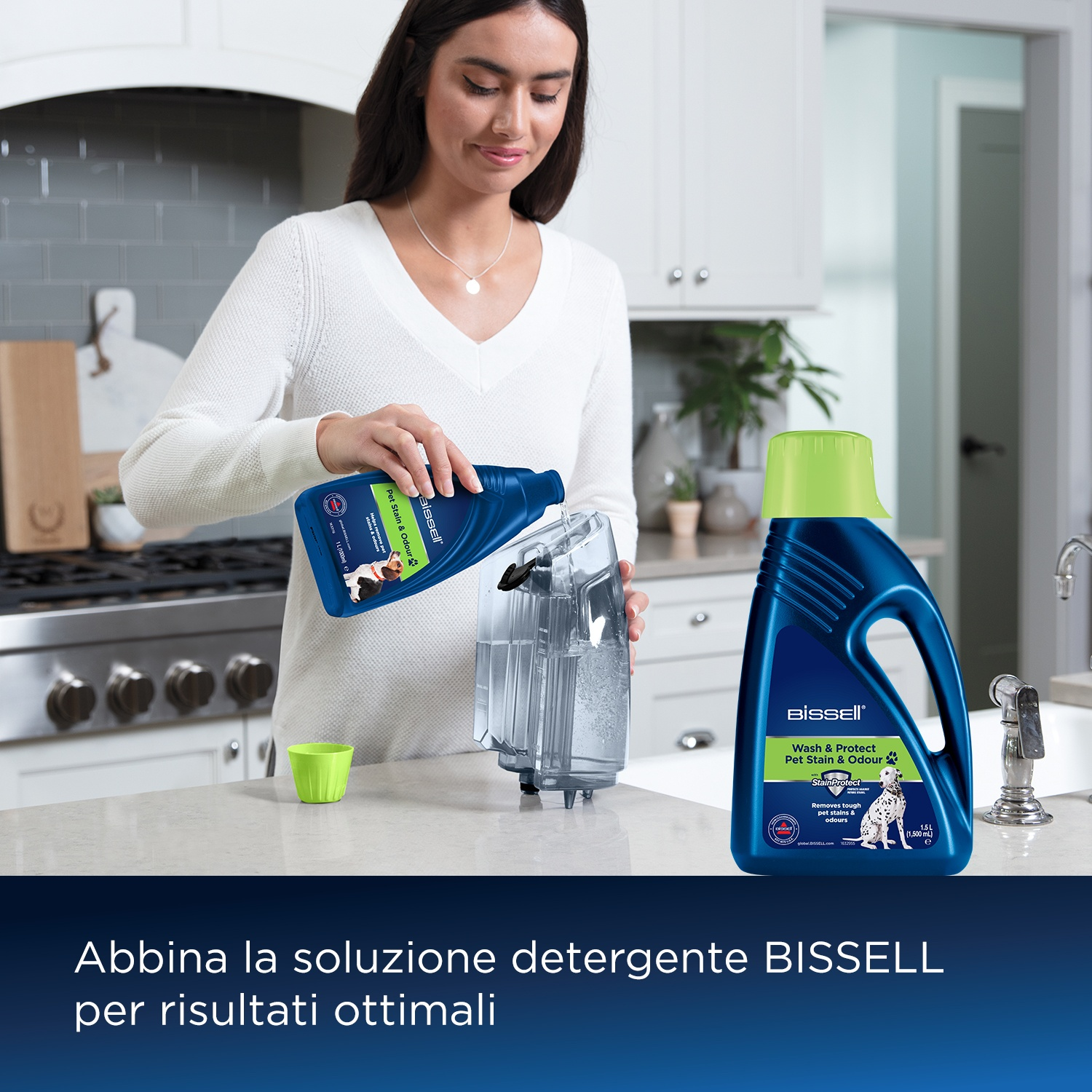Donna versa liquido blu in un dispositivo per la pulizia, bottiglie di prodotto vicino.