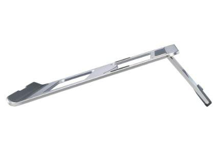 Silberner Laptop-Ständer mit angewinkeltem Design.