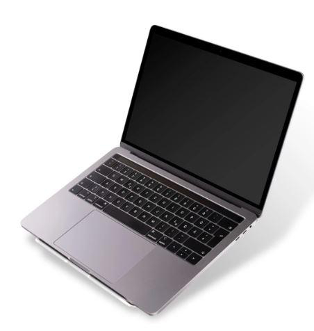 Ein silberner Laptop auf weißem Hintergrund. Der Bildschirm ist leer.
