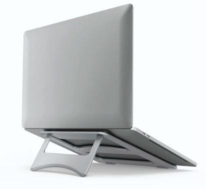 Ein silberner Laptop auf einem silbernen Ständer, leicht nach oben geneigt.