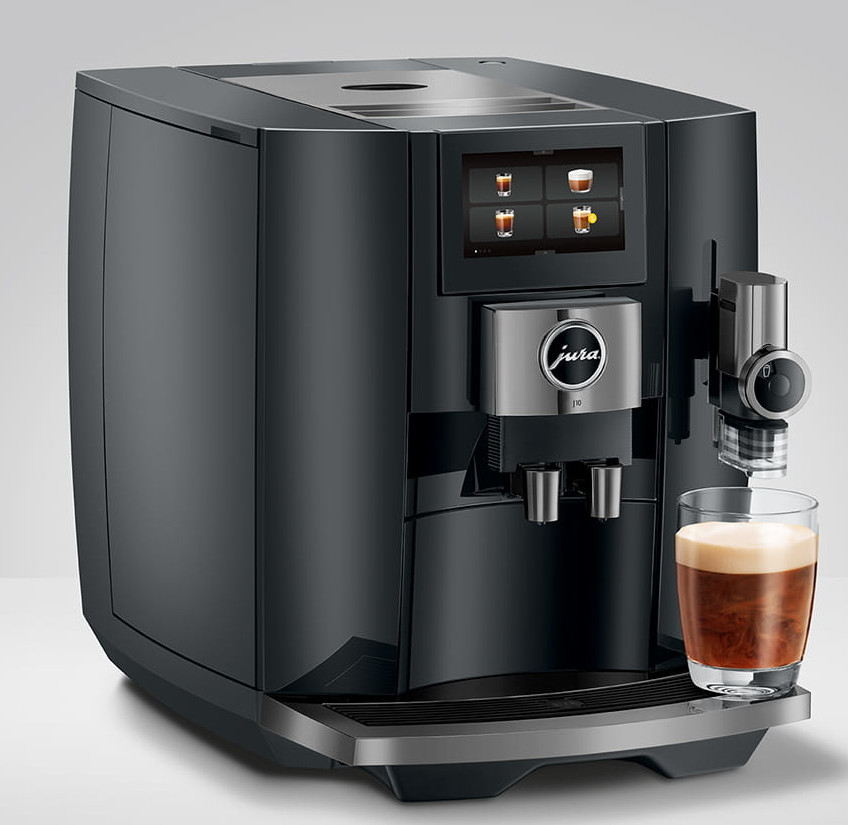 Czarny ekspres Jura z ekranem dotykowym, szklanką kawy i srebrną tacą.