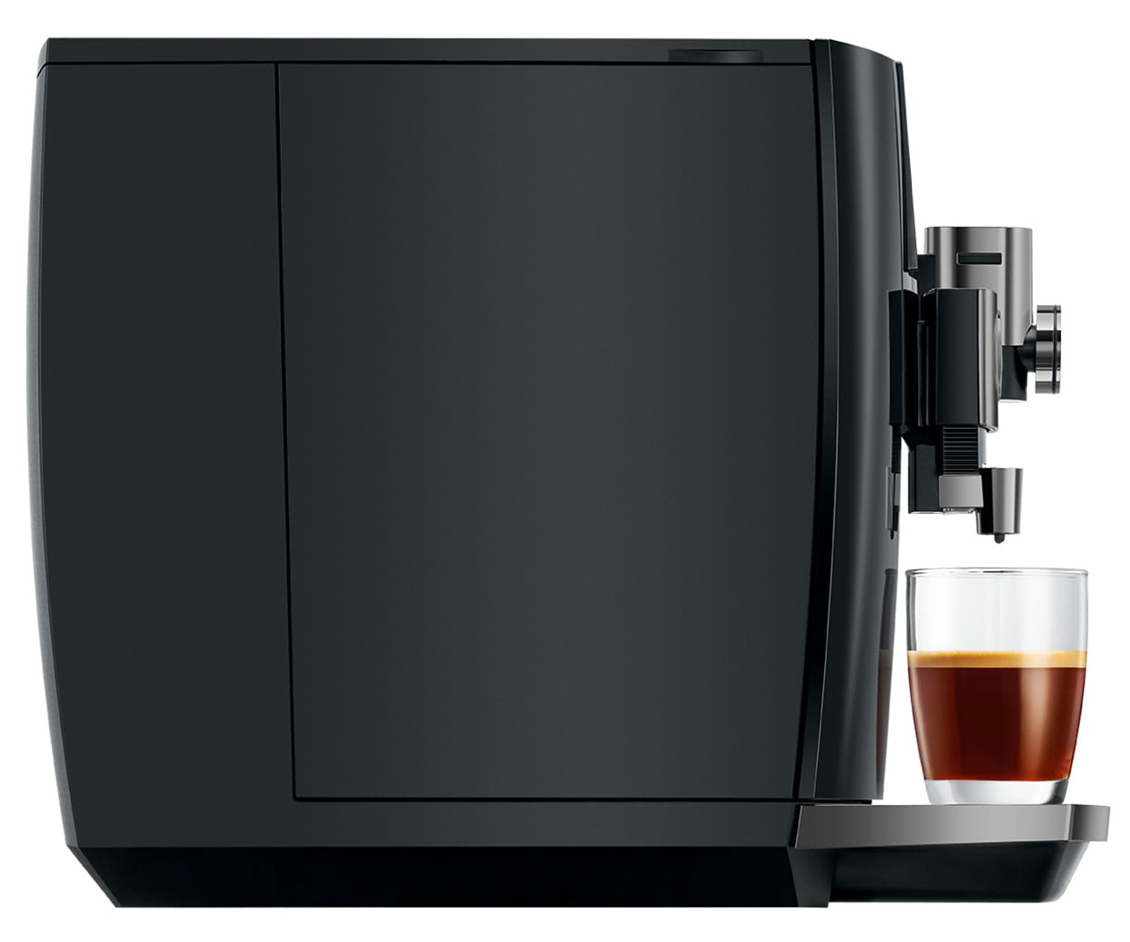 Czarny ekspres do kawy ze szklanką espresso, na białym tle.