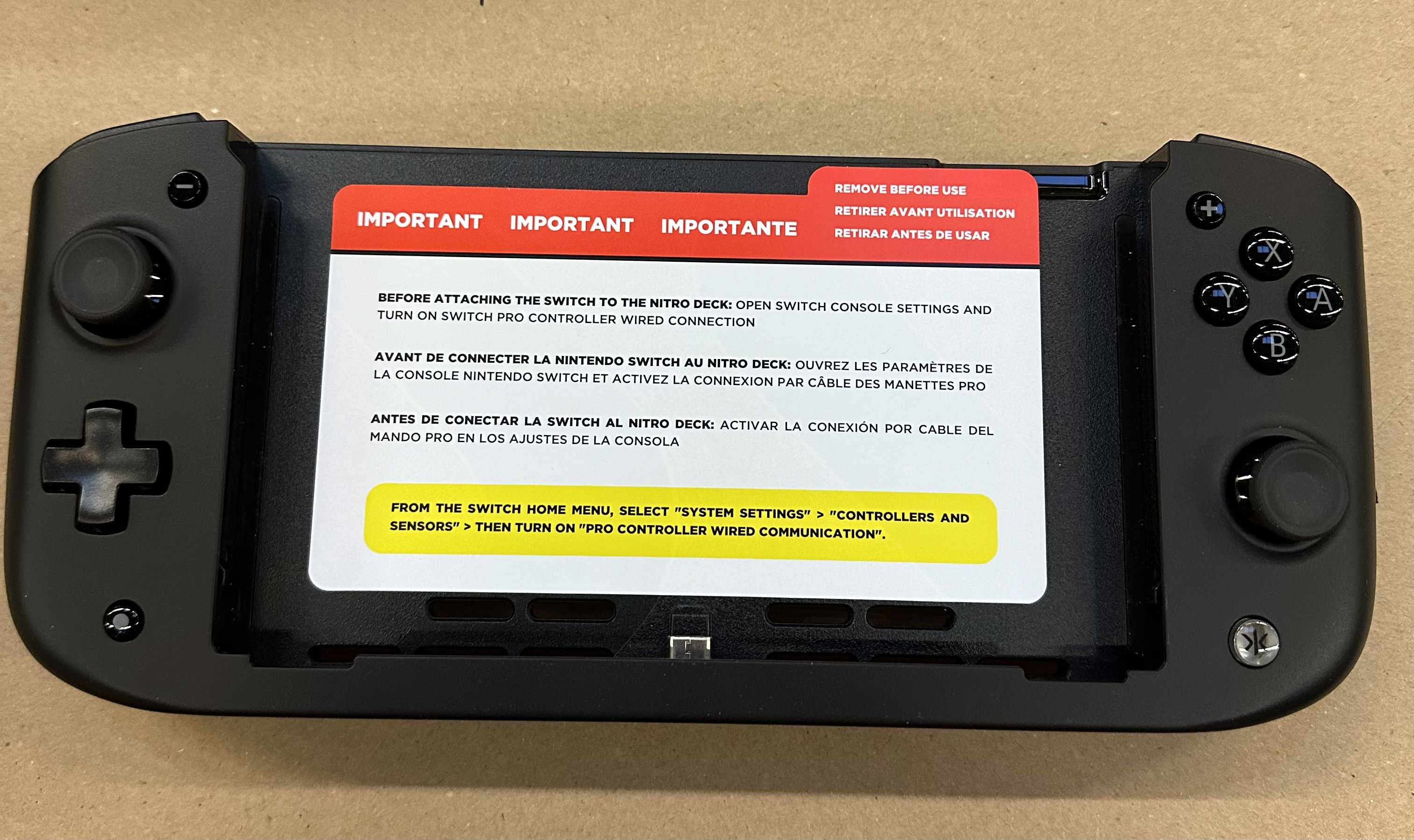 Czarny kontroler Nintendo Switch z dołączoną etykietą ostrzegawczą.