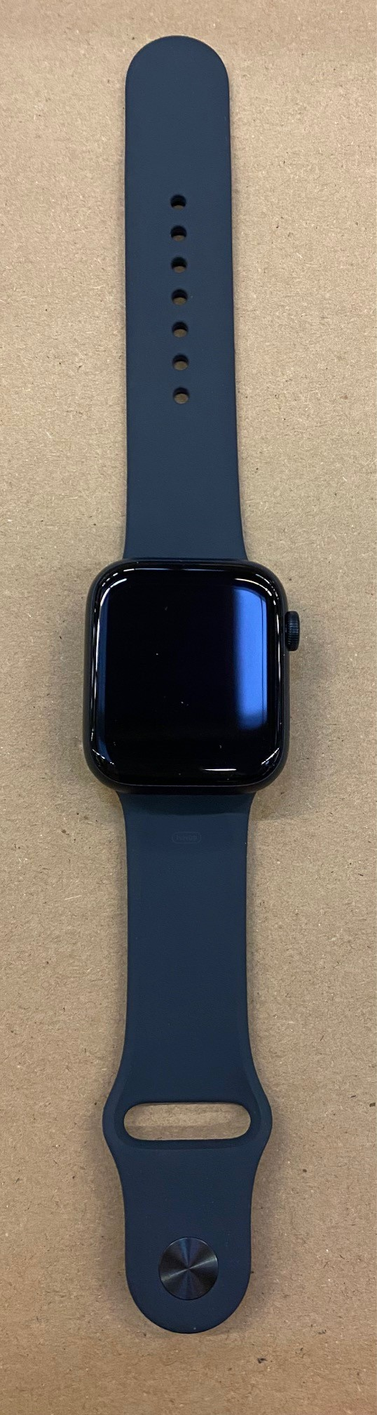 OUTLET - Smartwatch APPLE Watch SE (2 generacji) GPS Koperta 44mm z aluminium w kolorze północy z paskiem sportowym S/M w kolorze północy MXEJ3ET/A Czarny