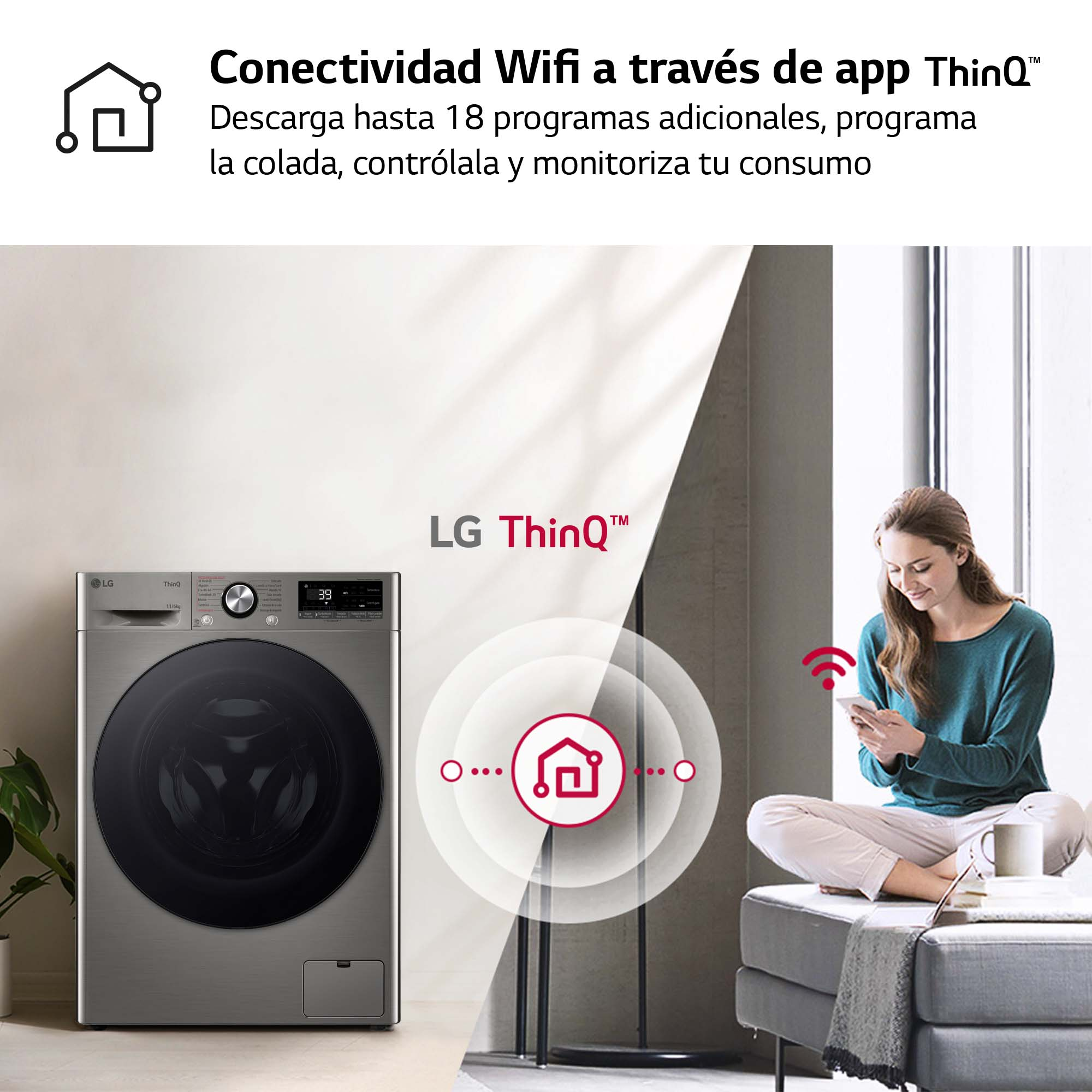 Una mujer está sentada en un sofá mirando su teléfono. Una lavadora está en el fondo.