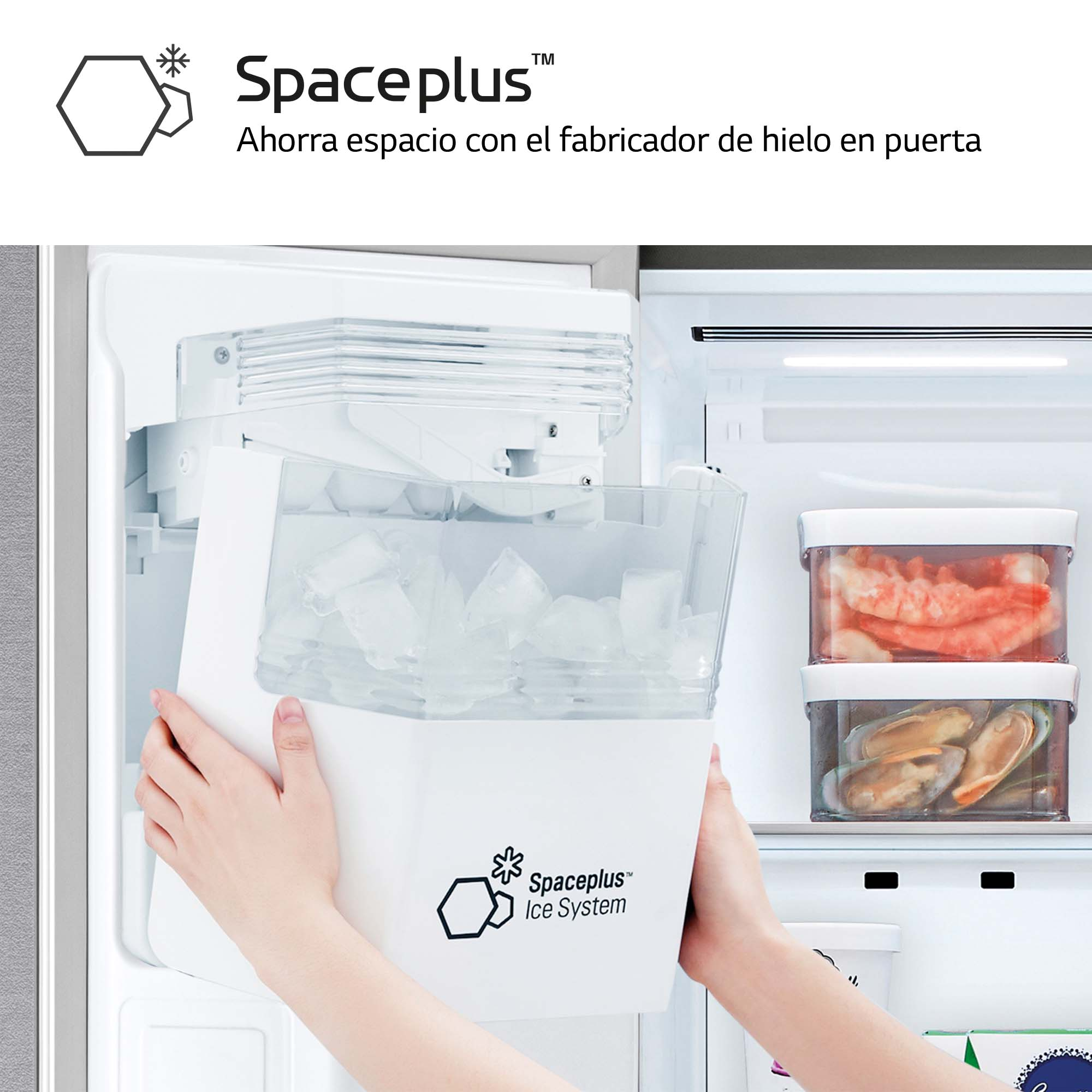 Una mujer sostiene un recipiente de cubitos de hielo y dos recipientes de comida de un refrigerador.