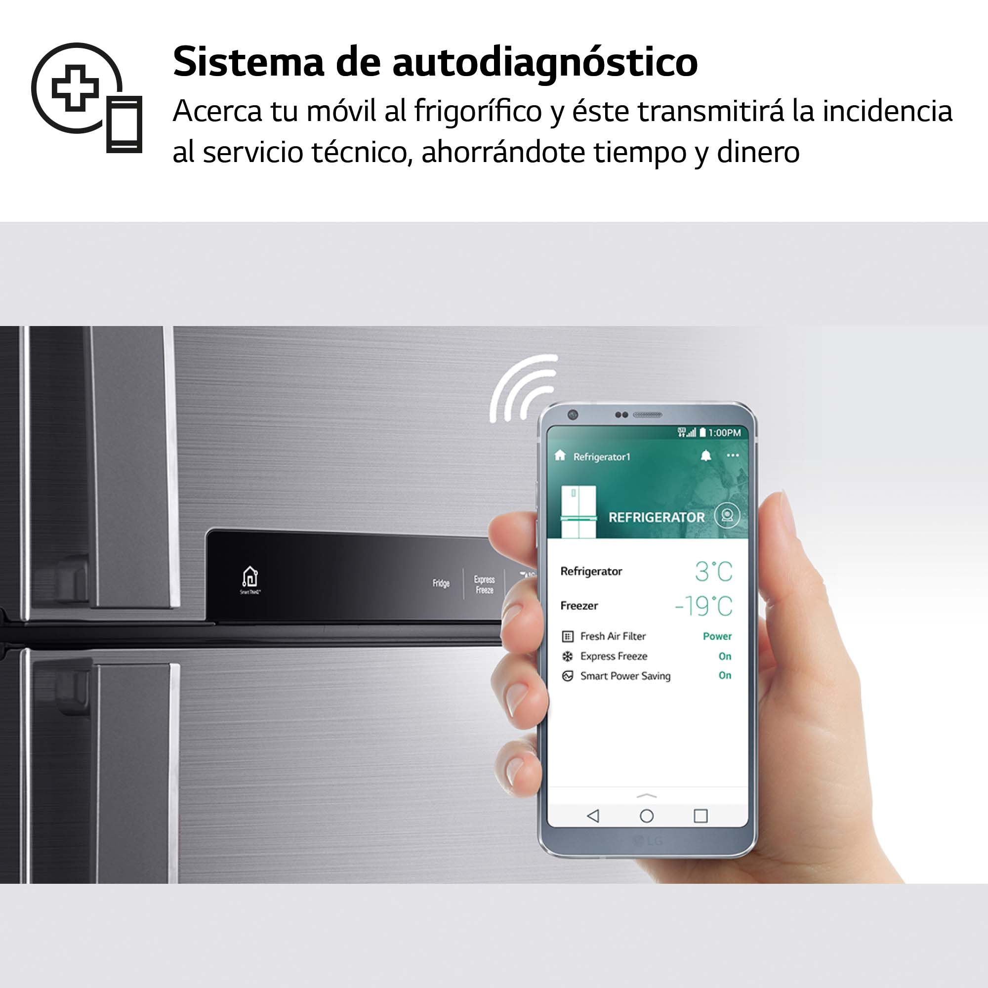 Un refrigerador inteligente con un teléfono inteligente que muestra la temperatura y la configuración.
