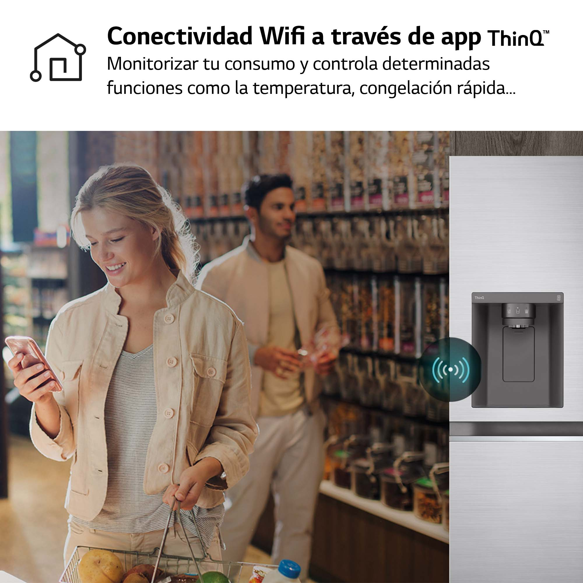 Primer plano del interior de un refrigerador, con cajones de almacenamiento visibles.