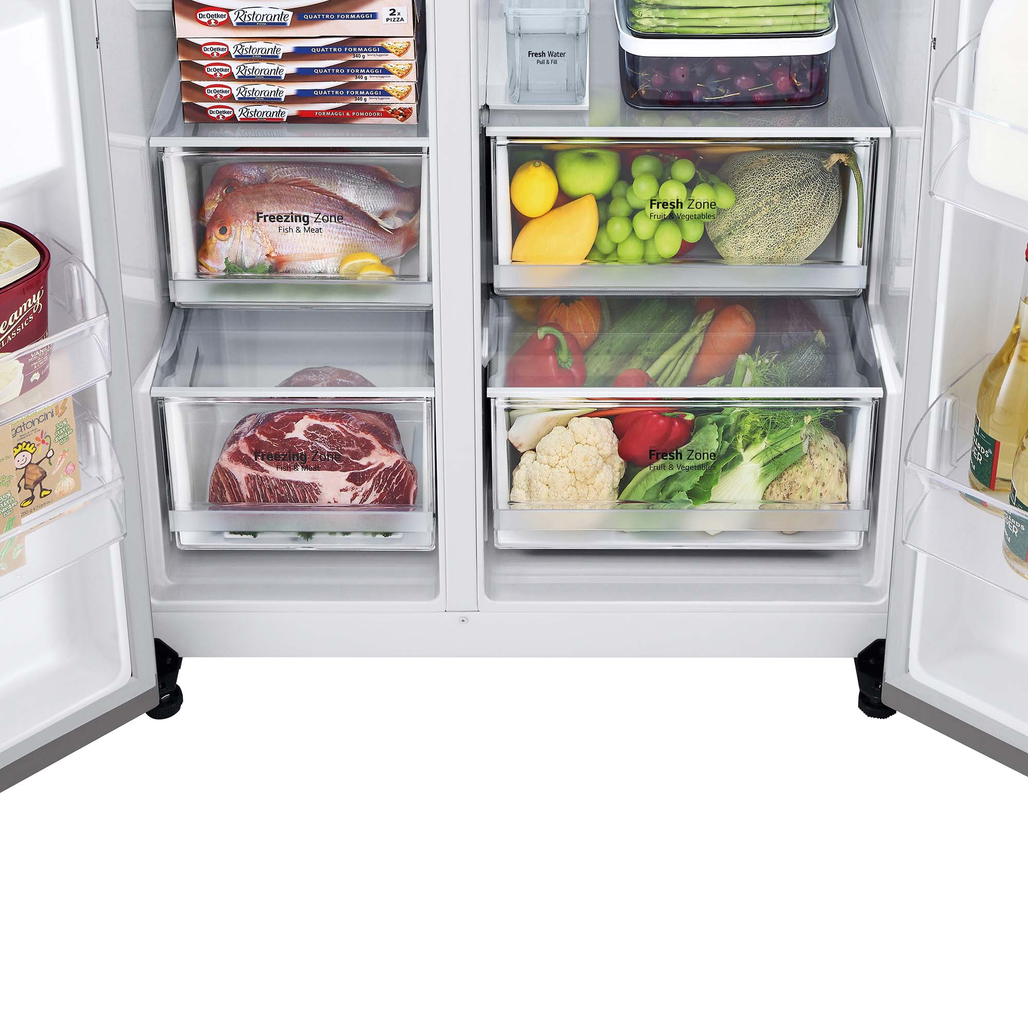 Un refrigerador con puertas abiertas que muestra estantes de comida. Contiene carne, pescado, verduras y fruta.