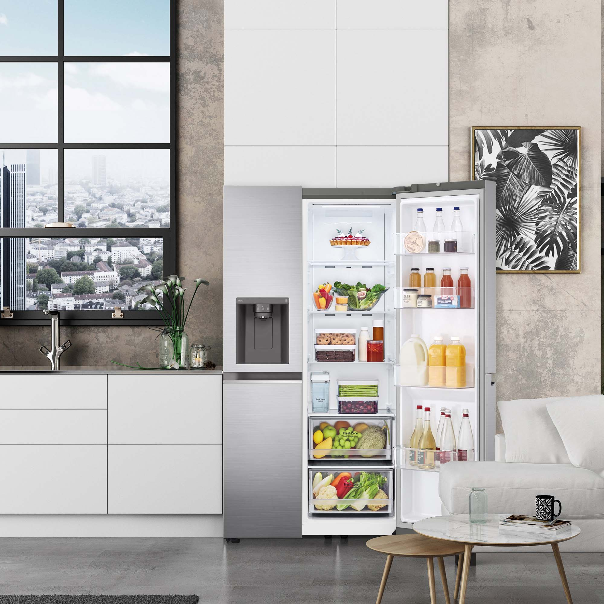 Refrigerador abierto con comida. Cocina con ventana al fondo.