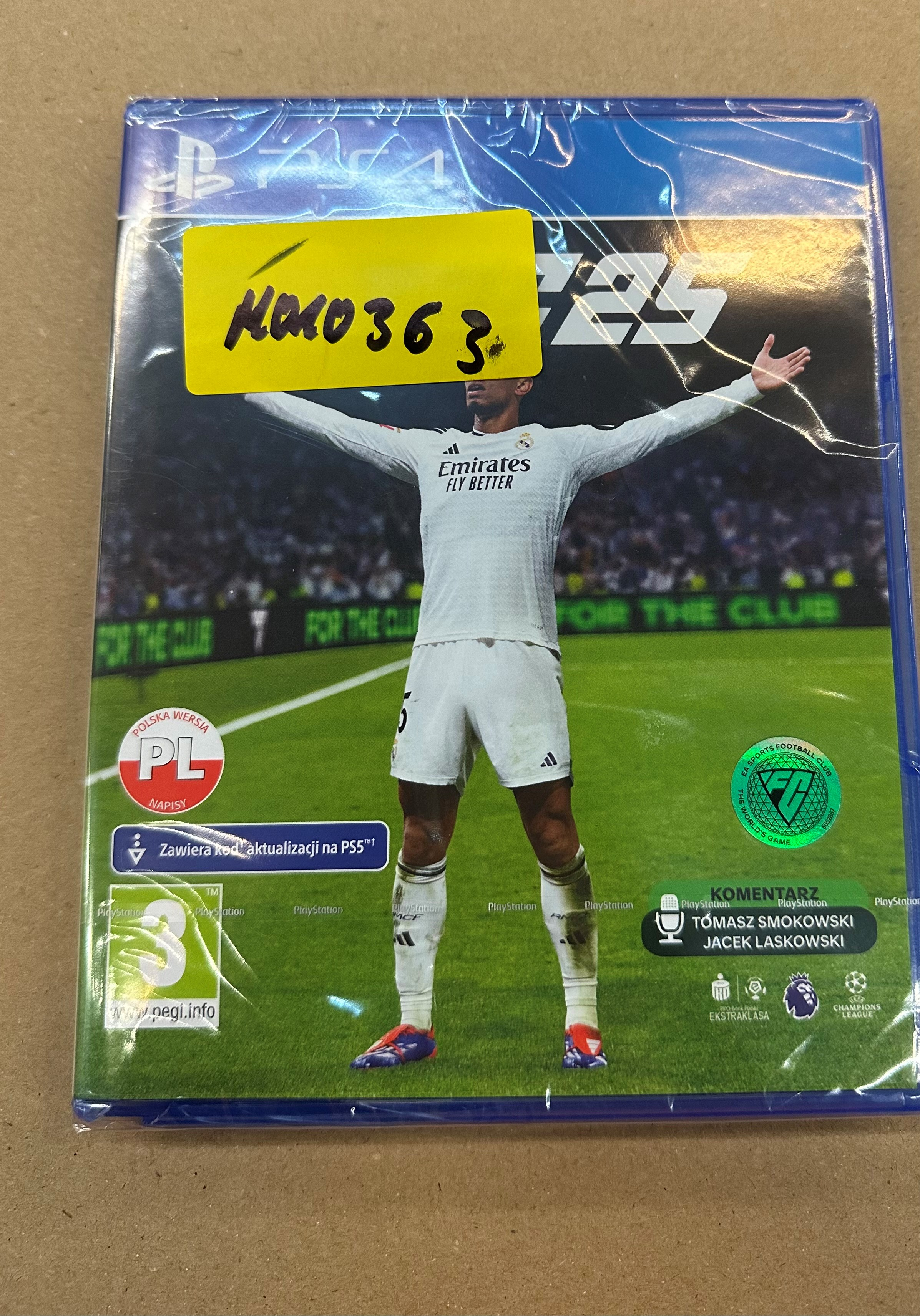 Okładka gry FIFA 23 PS4 z piłkarzem, żółtą naklejką i logo.