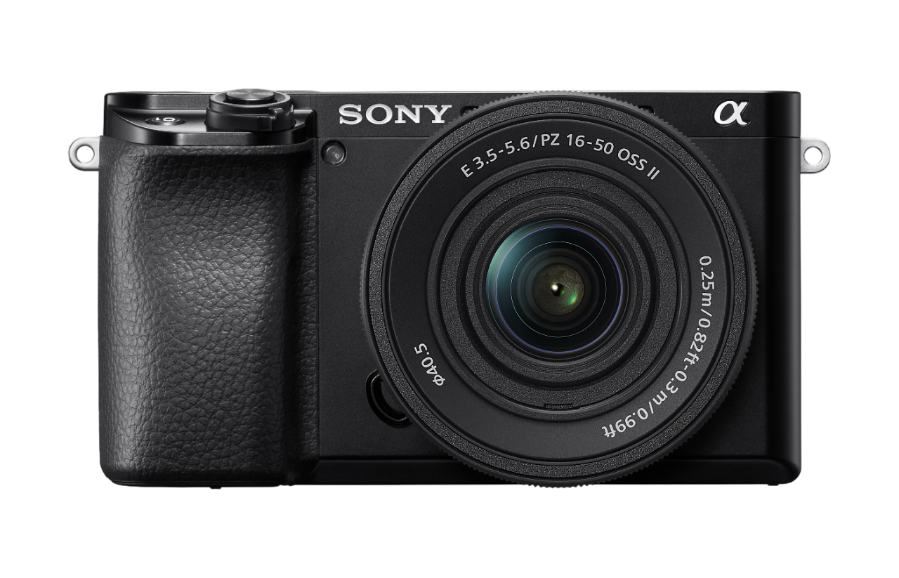 Schwarze Sony Kamera mit Objektiv. Die Kamera befindet sich auf schwarzem Hintergrund, Objektiv und Markenname sind deutlich sichtbar.