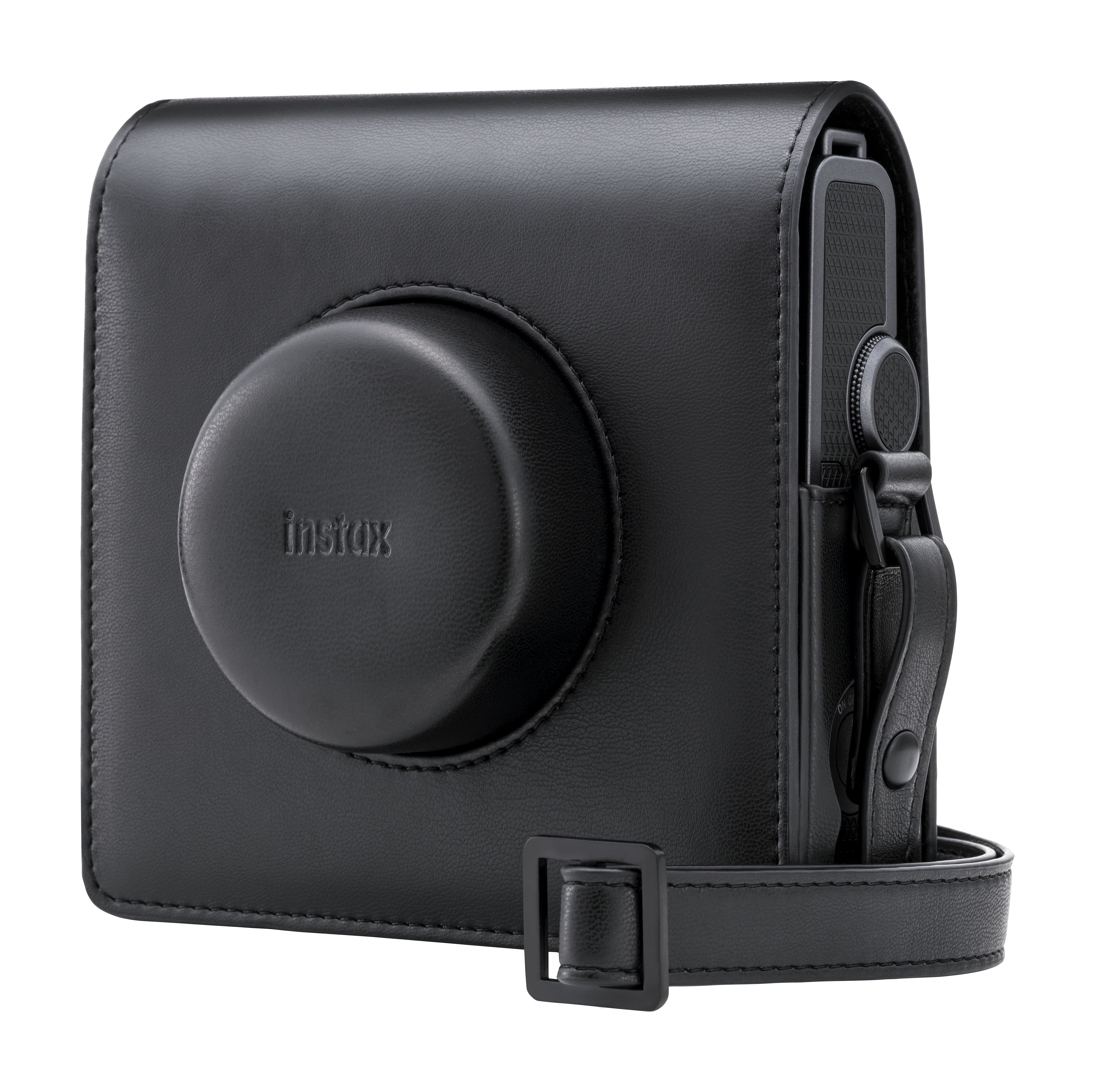 Eine schwarze Instax-Kameratasche mit Kamera und Schultergurt, vor weißem Hintergrund.