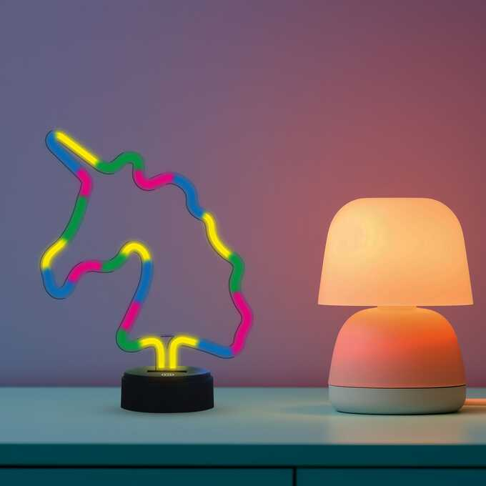 Mała różowo-biała lampa w kształcie grzyba zapala się po prawej stronie.