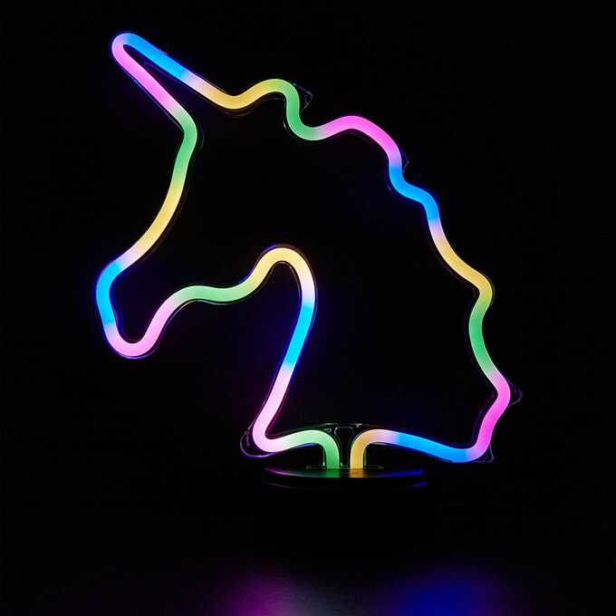 Neonowy kontur jednorożca w tęczowych kolorach na czarnym tle.