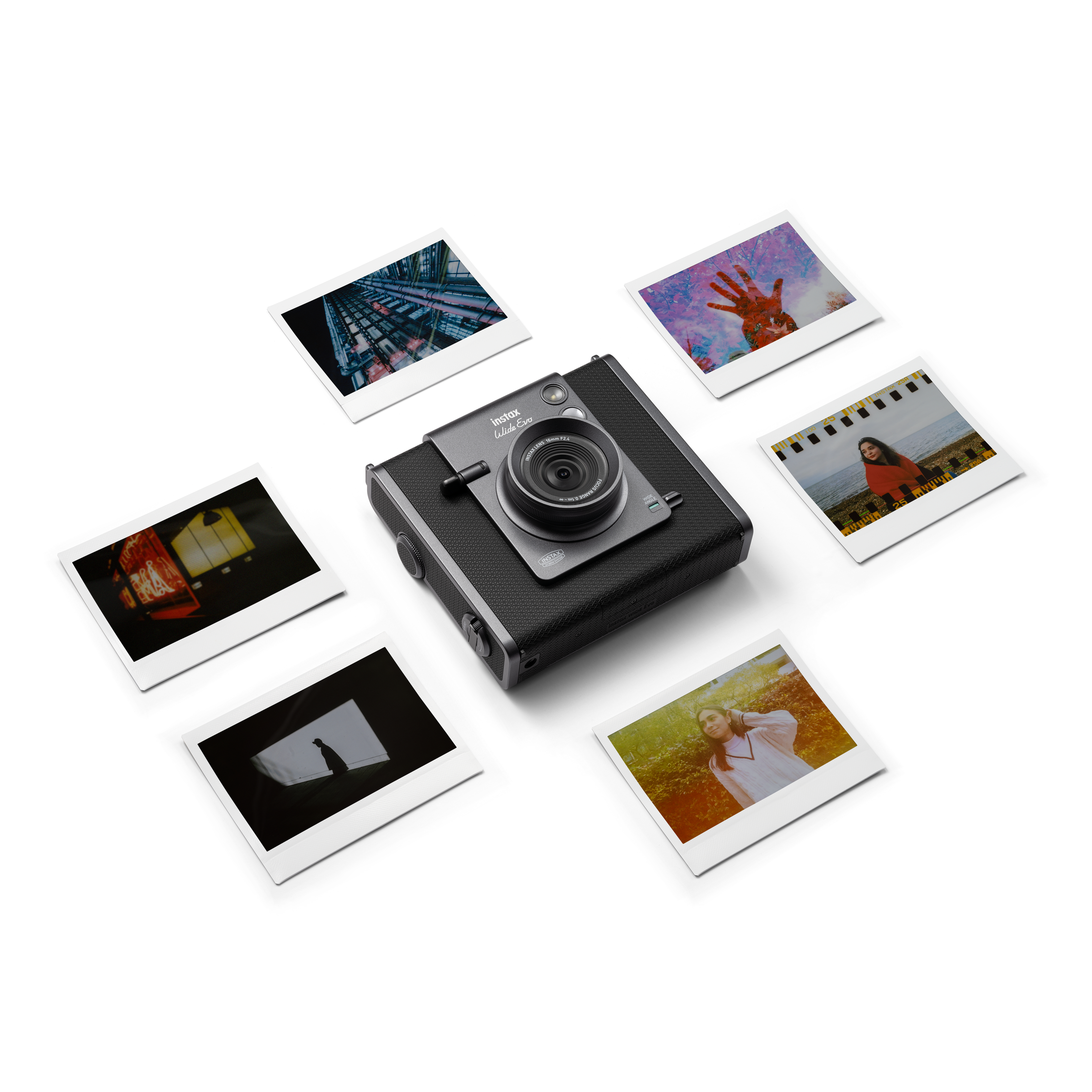 Instax Kamera mit Fotos drumherum. Verschiedene Bilder auf jedem Foto. Weißer Hintergrund.