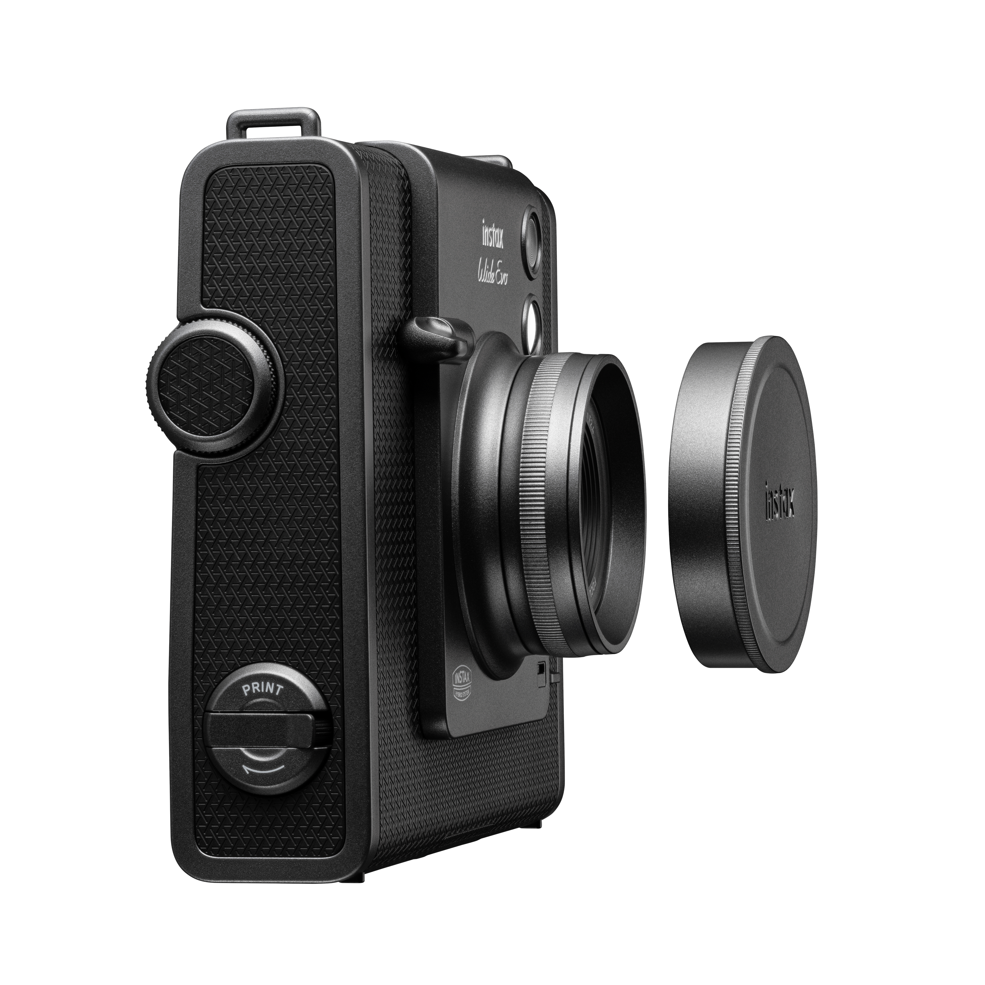 Schwarze Instax Kamera mit abgenommenem Objektivdeckel. Weißer Hintergrund.