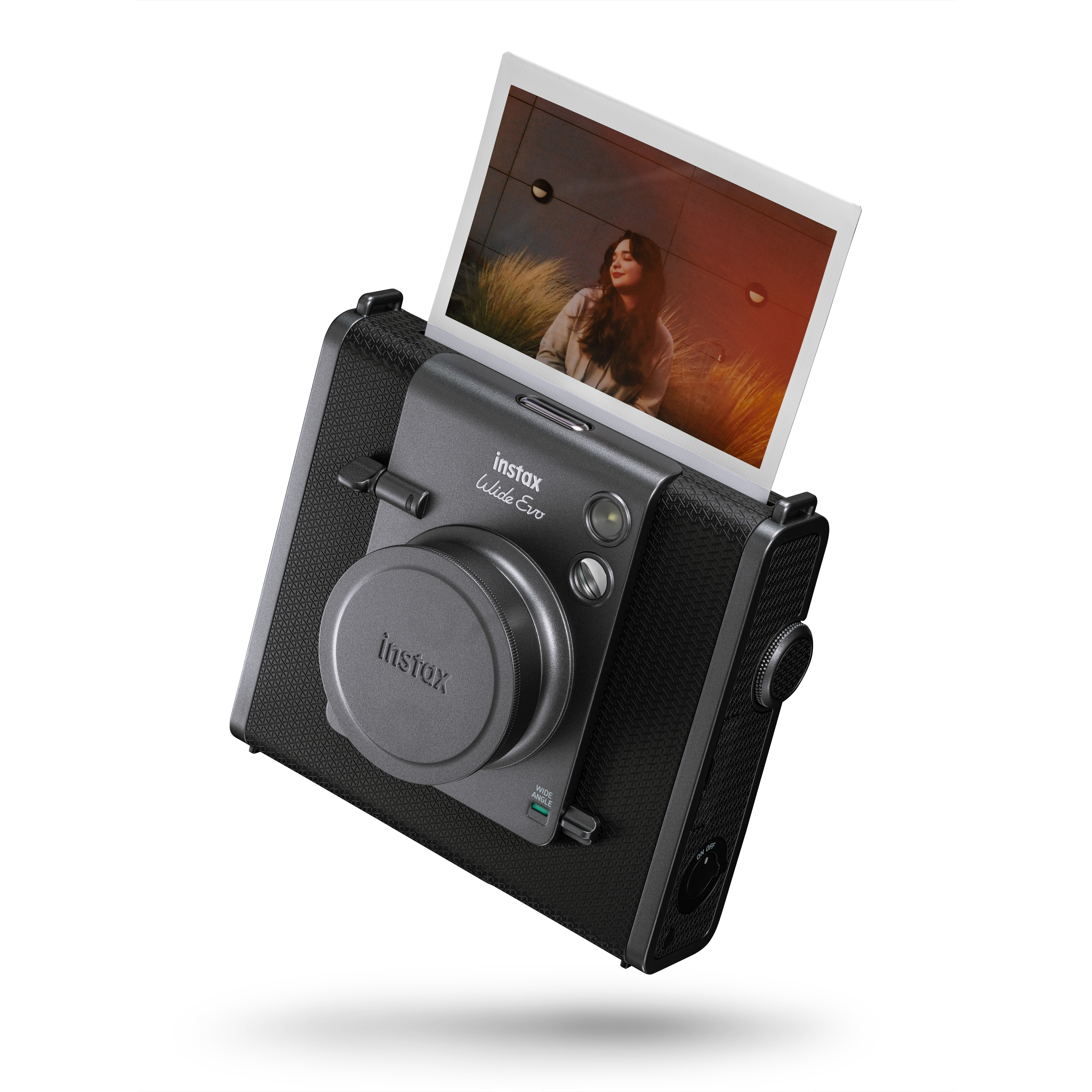 Instax Kamera mit herauskommendem Foto. Weißer Hintergrund.