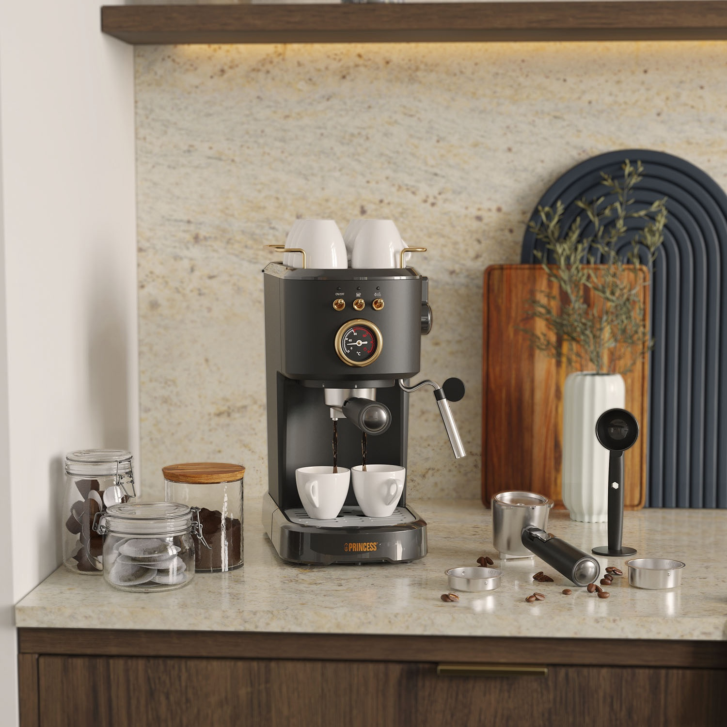 Una macchina per caffè espresso Princess con tazze, un macinacaffè e altri accessori.