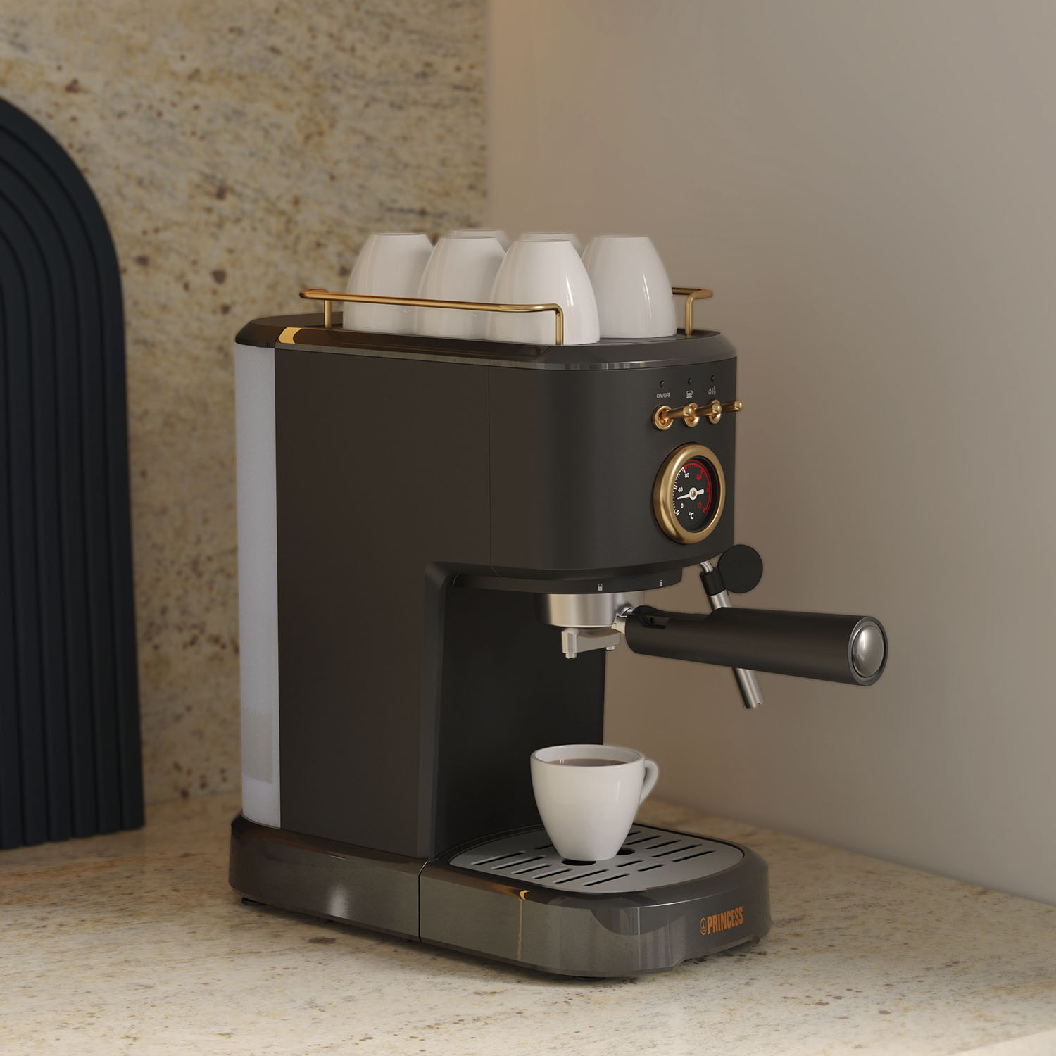 Macchina per caffè espresso nera e oro con tazze bianche sopra e una tazza sotto.