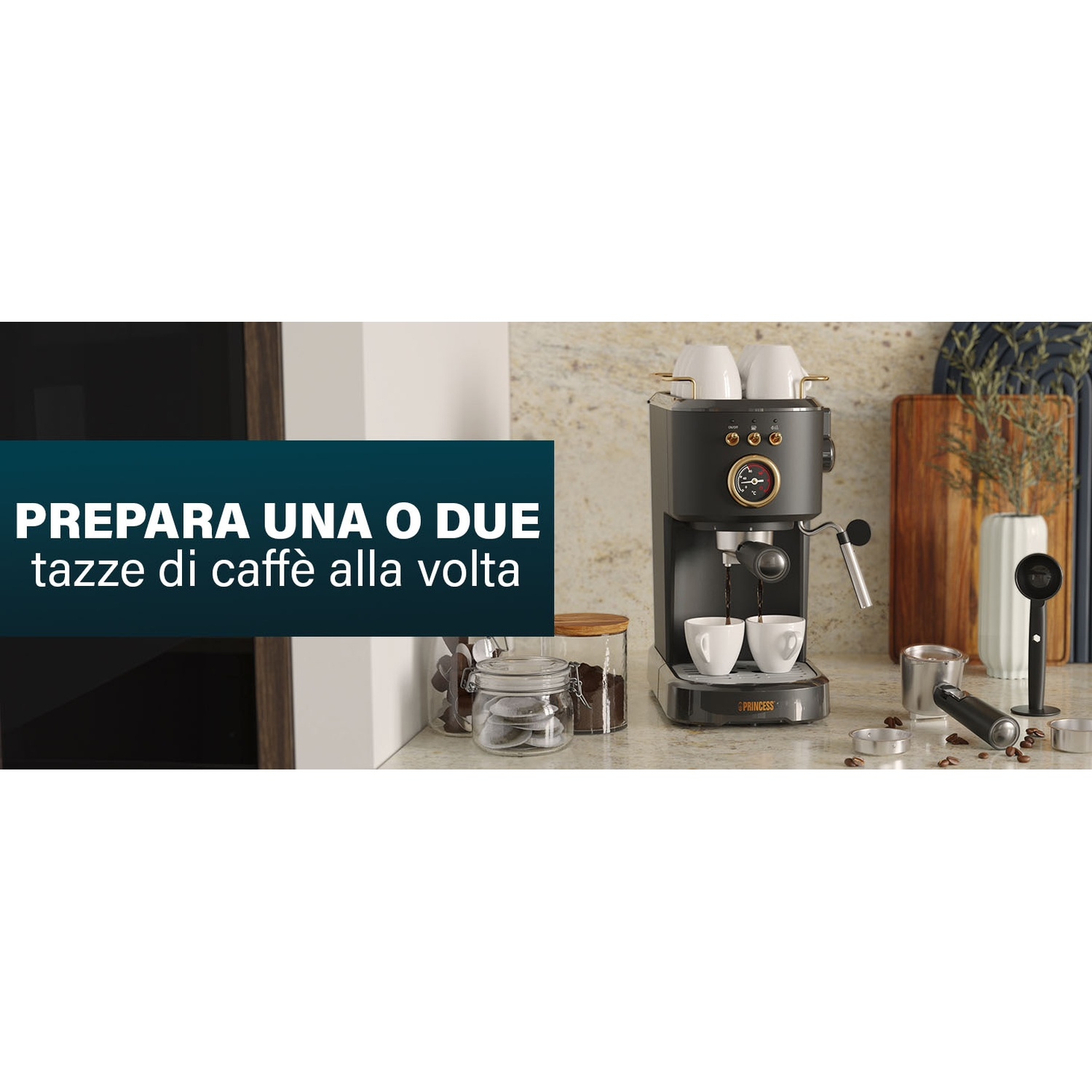 Macchina per espresso con due tazze, chicchi di caffè e accessori su un bancone.