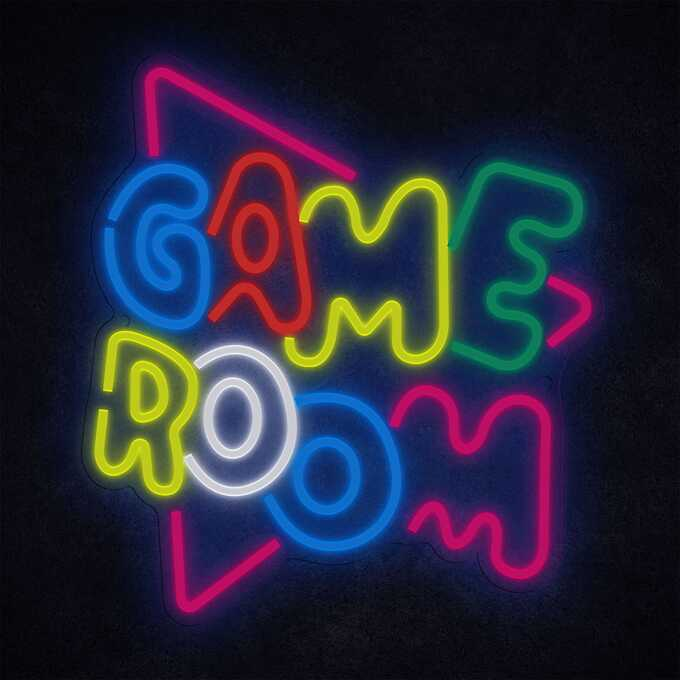 Neonowy znak, wielokolorowy, z napisem GAME ROOM na czarnym tle.