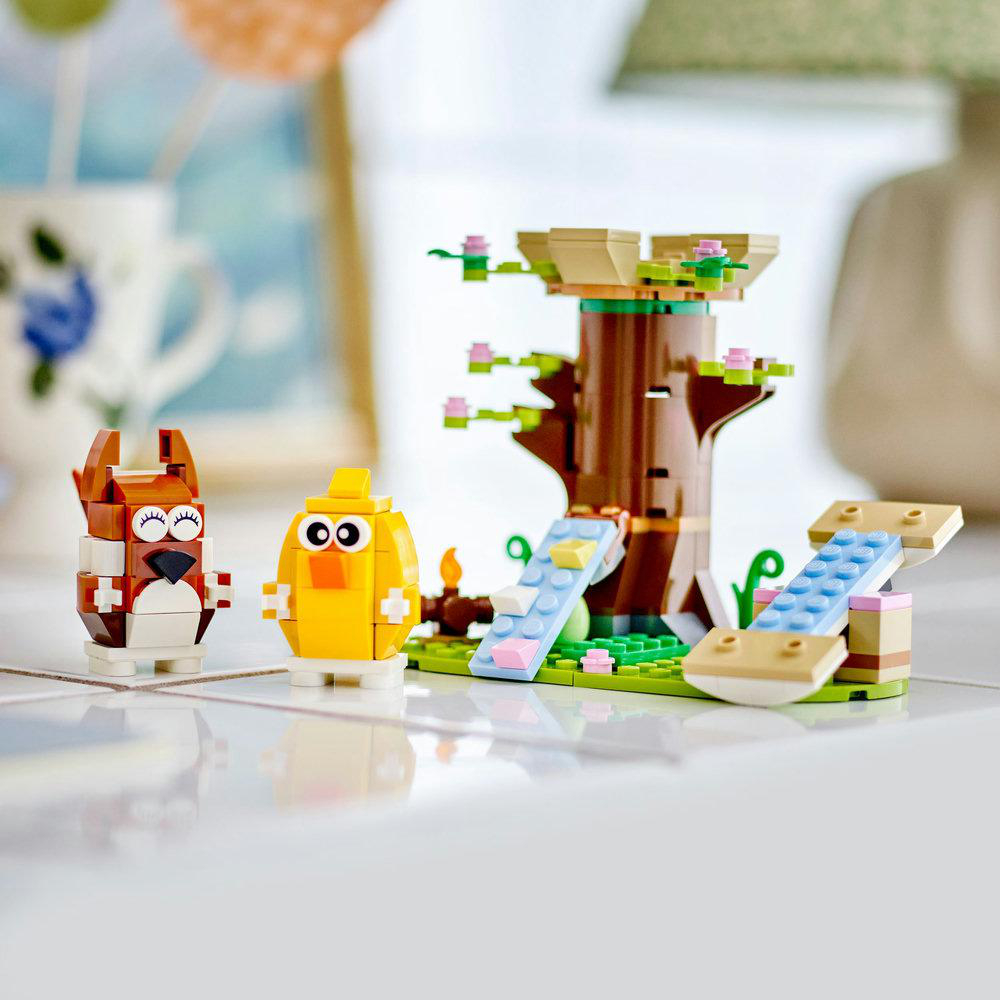 Lego-Set mit einem Baum, zwei Vogelfiguren und einer Rampe.