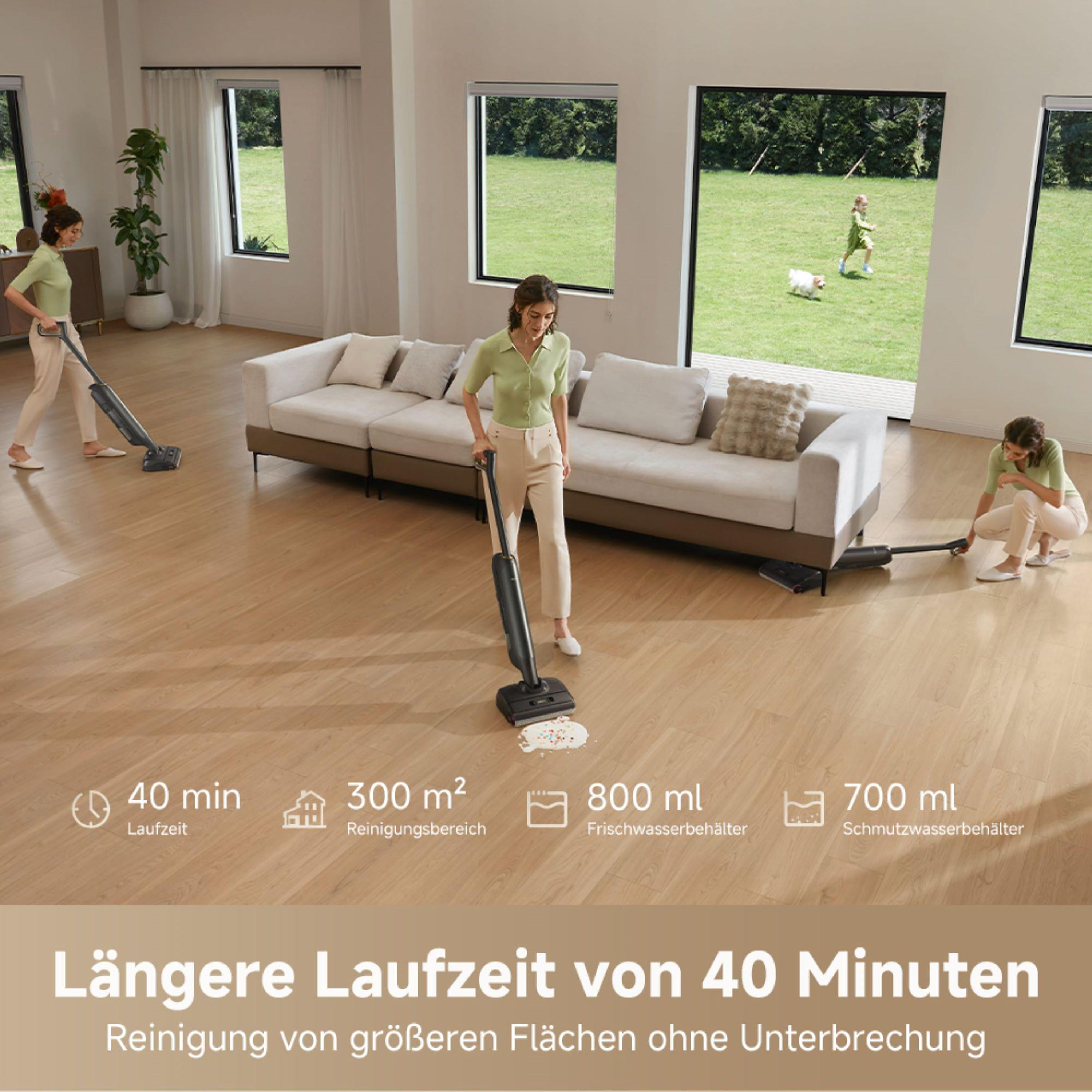 Drei Personen, die Staubsauger in einem geräumigen, hellen Wohnzimmer benutzen.