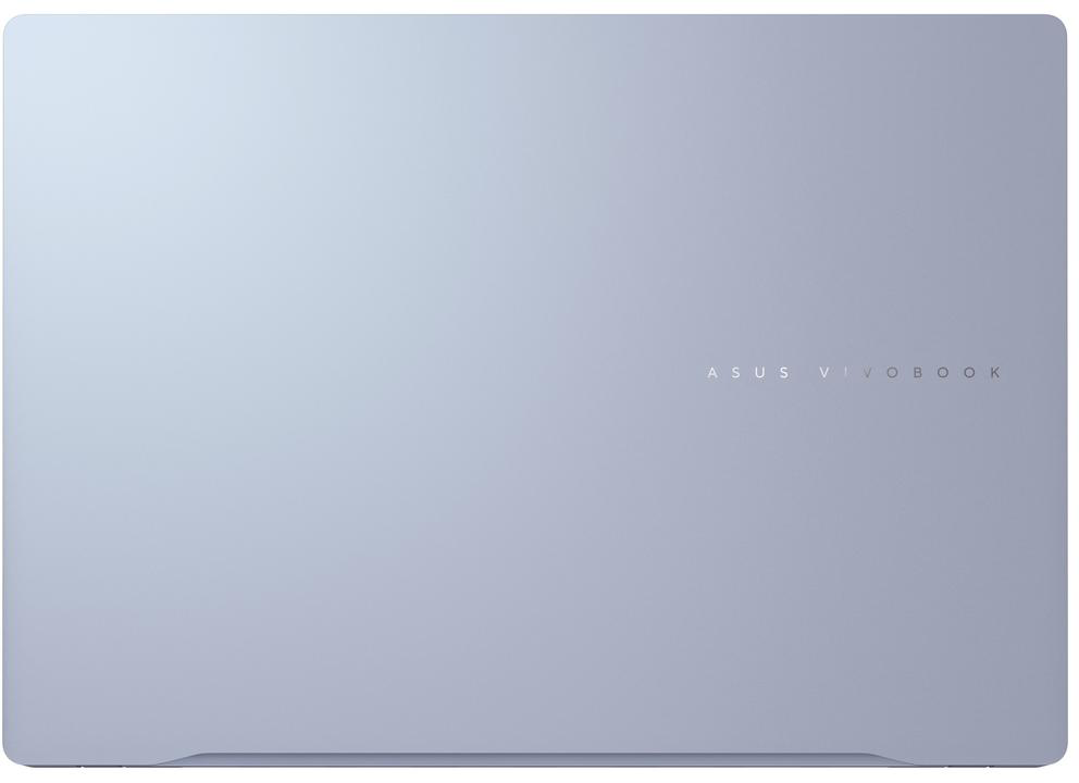 Egy világoskék ASUS Vivobook laptop hátulja.