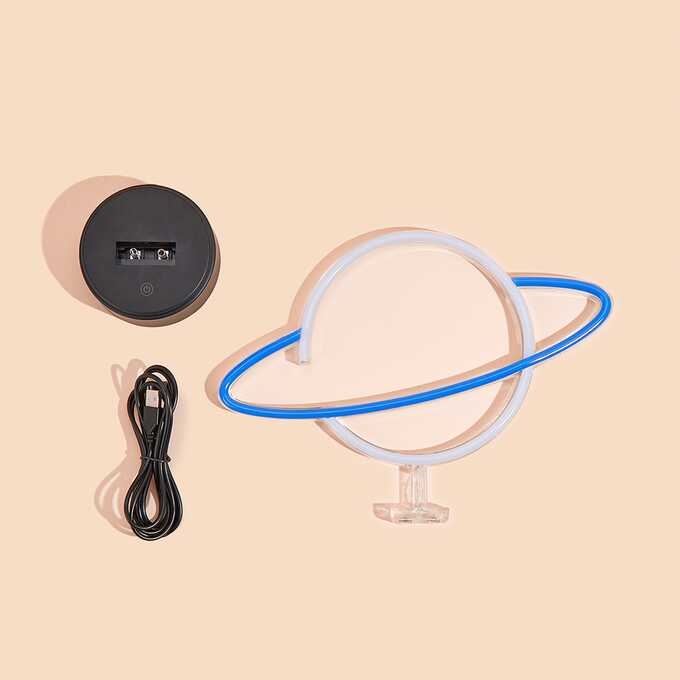 Neonowe światło planety, z czarną podstawą, czarnym przewodem i jasnym tłem brzoskwiniowym.