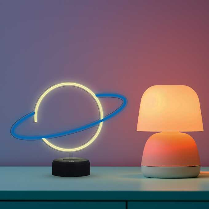 Neonowa lampa z planetą obok lampy w kształcie grzyba.